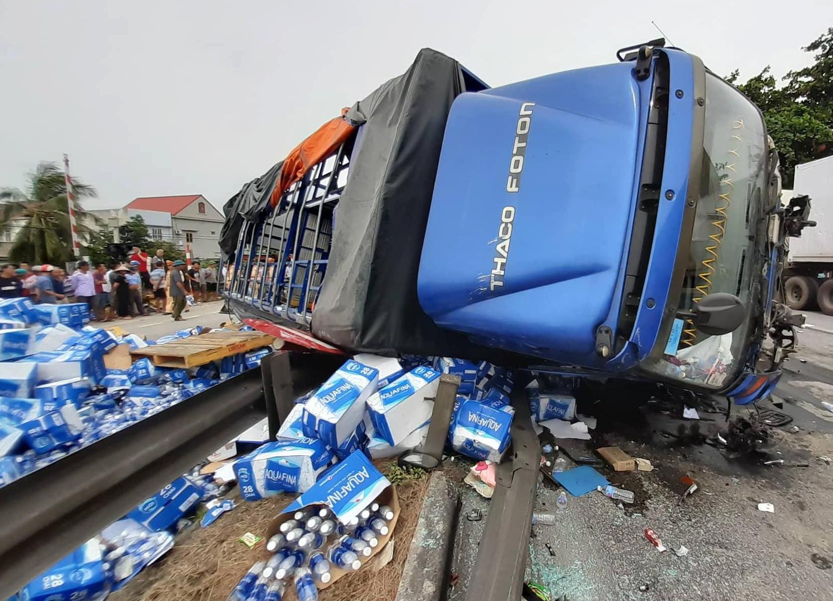 Canh sat kham nghiem hien truong vu 5 nguoi bi xe tai de chet hinh anh