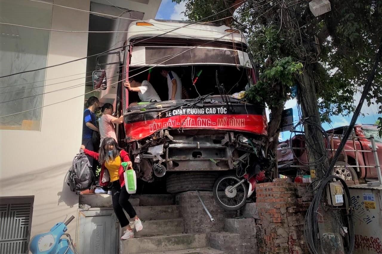 2 nguoi chet, 3 bi thuong trong vu xe khach mat lai gan cau Bai Chay hinh anh