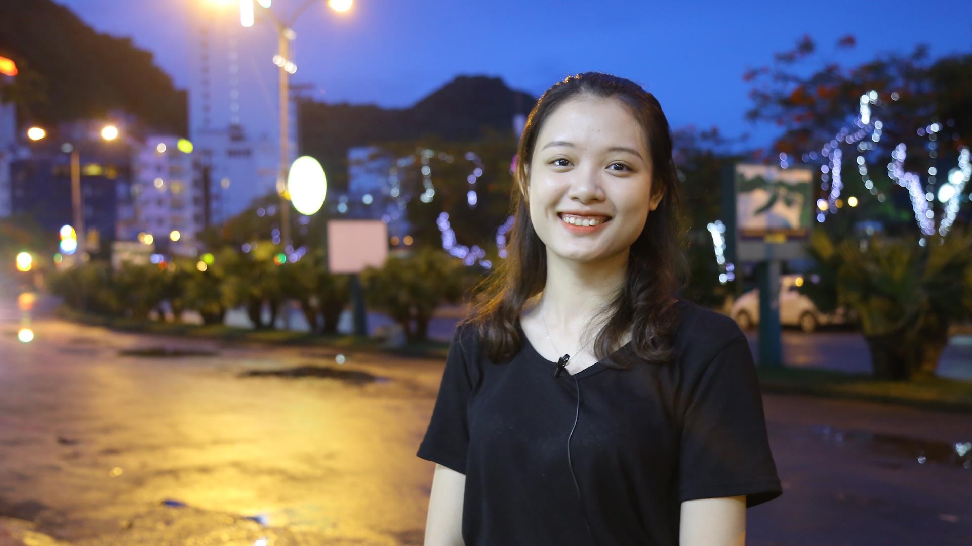 Duong pho vang ve, hang quan dong cua tai Cat Ba hinh anh