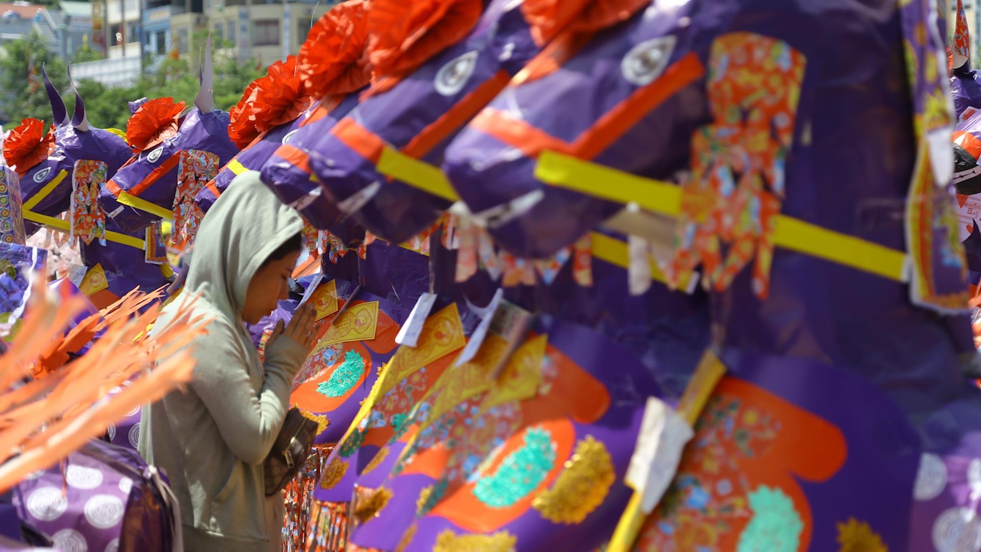 Cung ca dan ngua, ban den thuoc phien trong ngay ram thang bay hinh anh