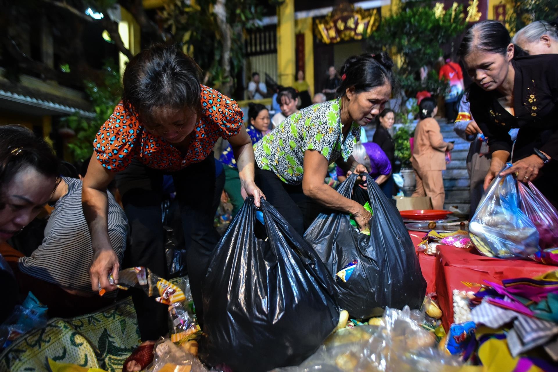 Thi nhau vo loc trong le cung thi thuc o chua Quan Su hinh anh