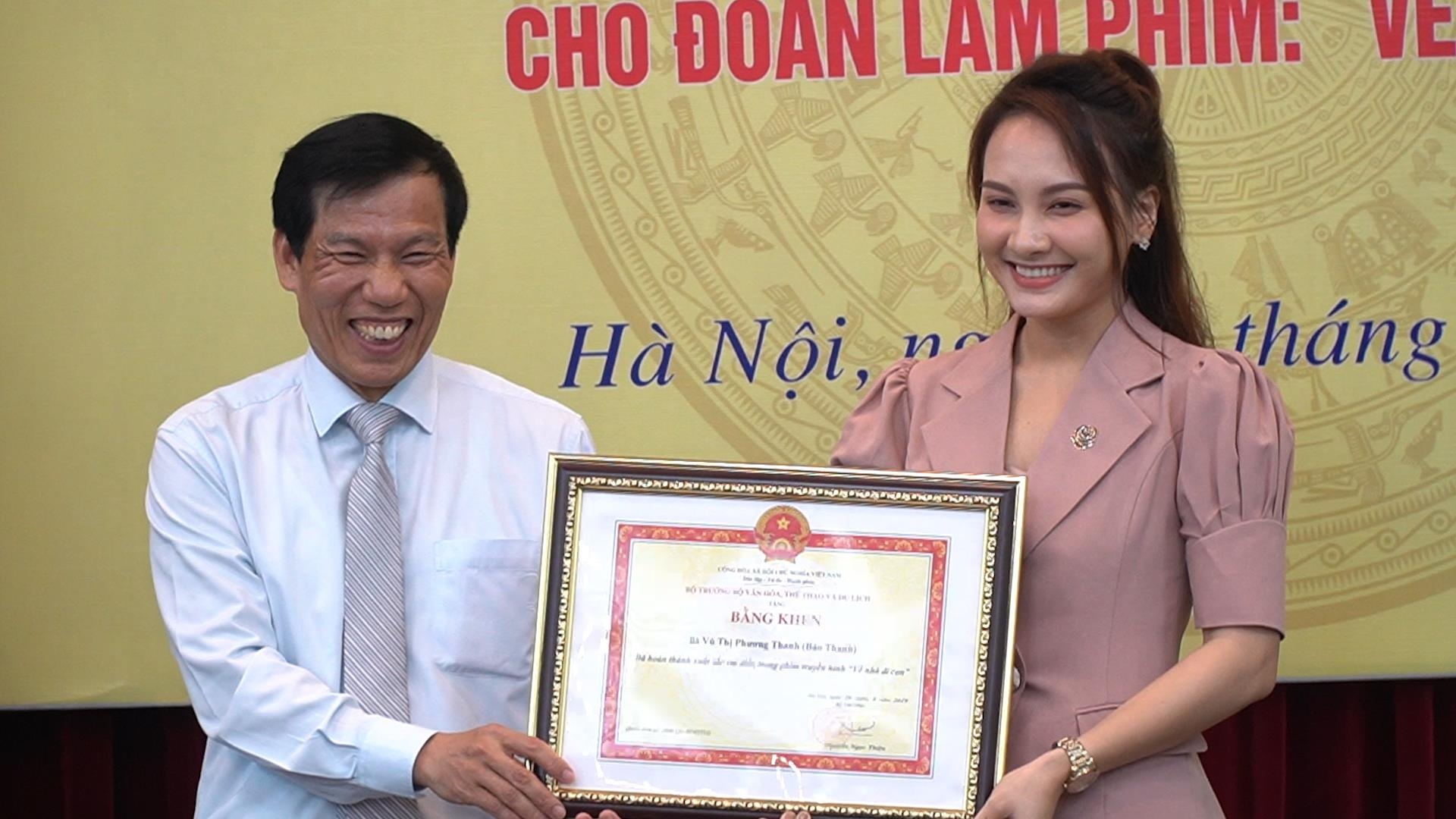 Doan phim 'Ve nha di con' nhan bang khen cua Bo Van hoa hinh anh