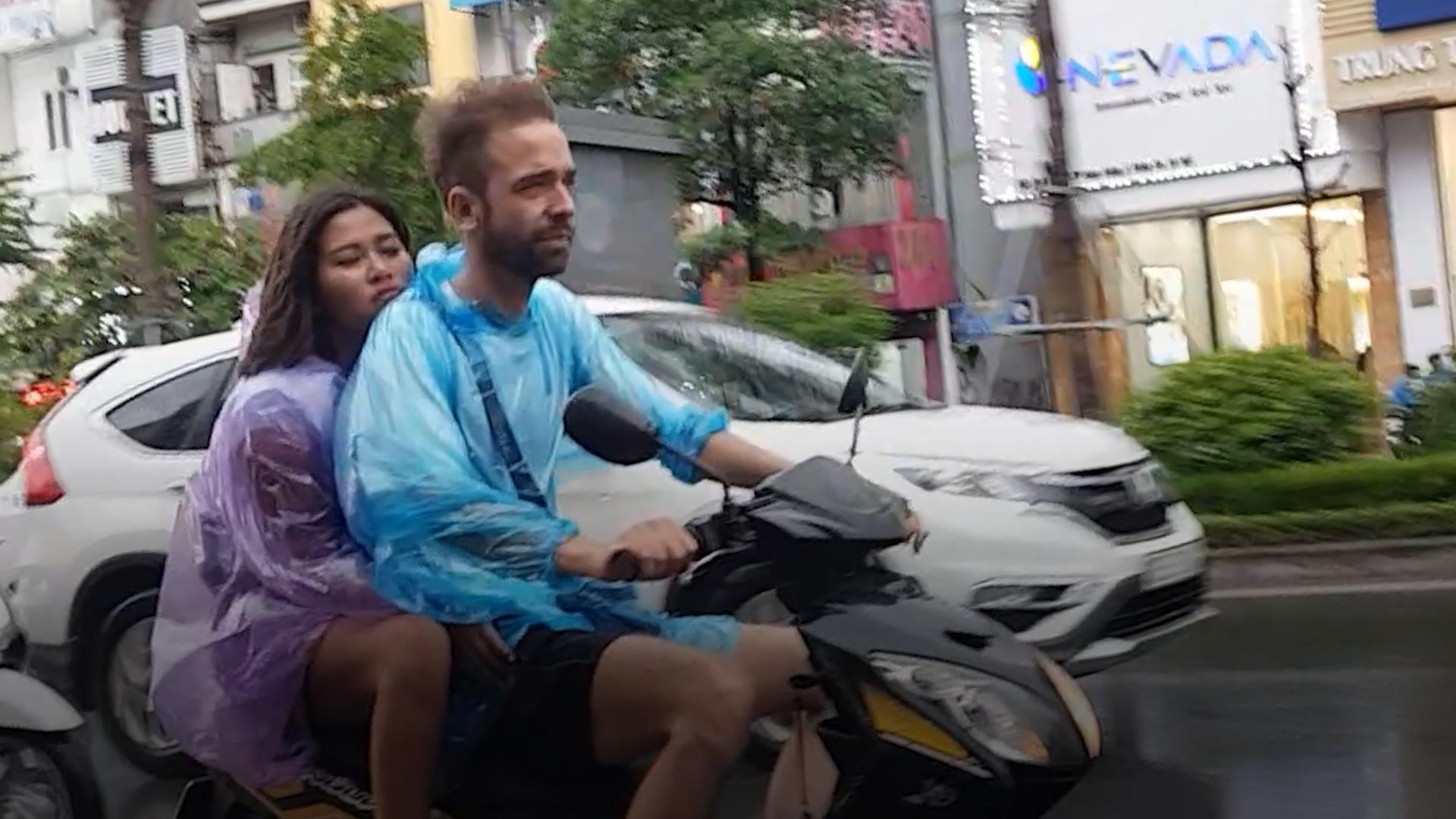 Chieu tro tranh bi xu phat vi pham giao thong cua khach Tay o Viet Nam hinh anh