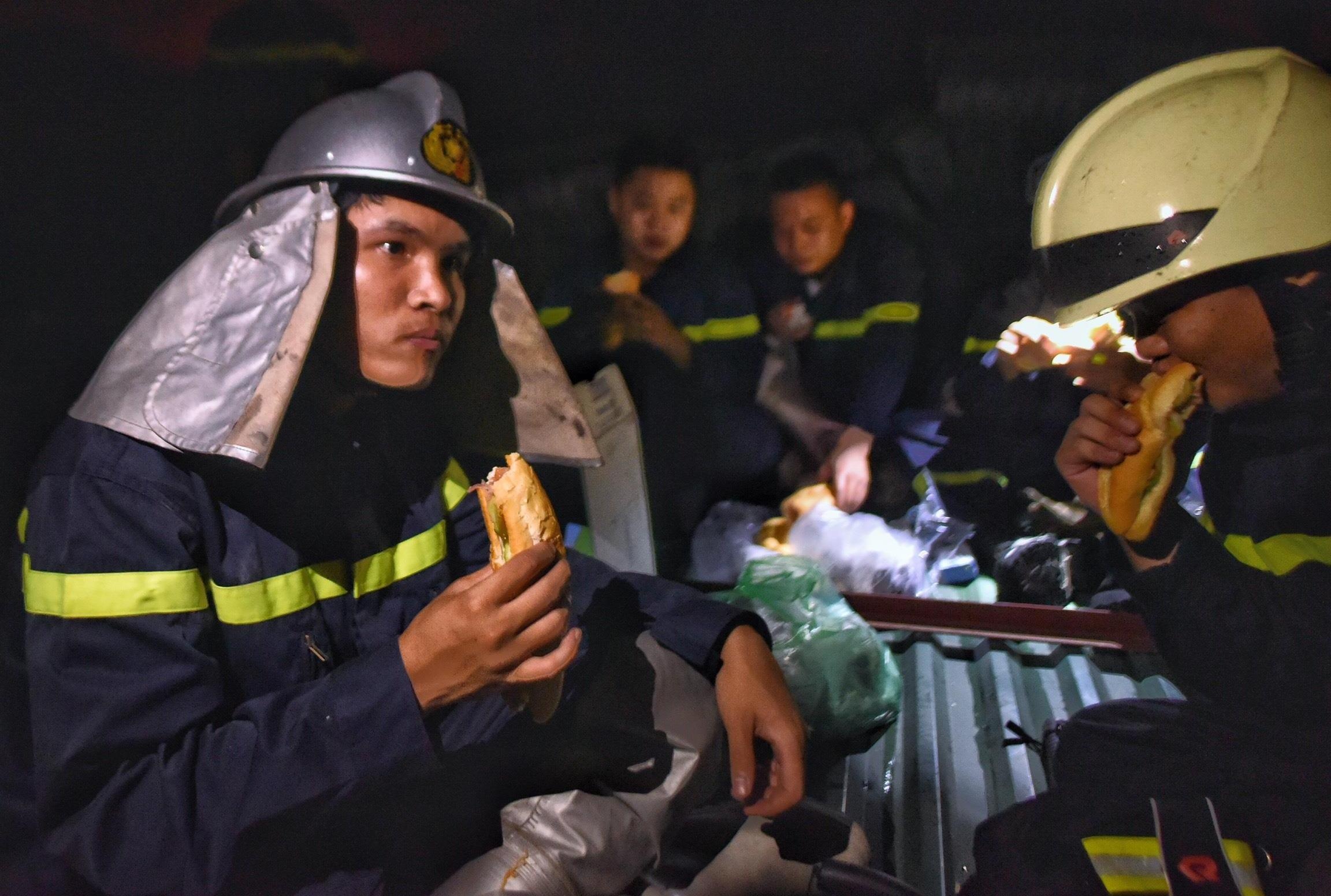 Nguoi dan tiep te banh my cho linh cuu hoa dap lua o cong ty Rang Dong hinh anh