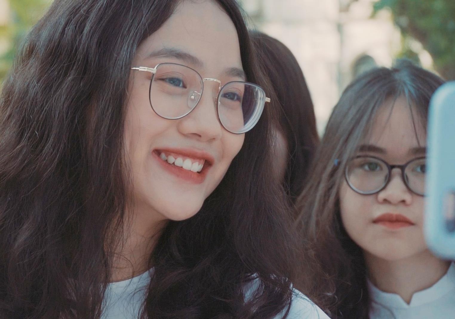 Nu sinh Viet Duc xinh tuoi trong ta ao dai ngay dau nam hoc hinh anh