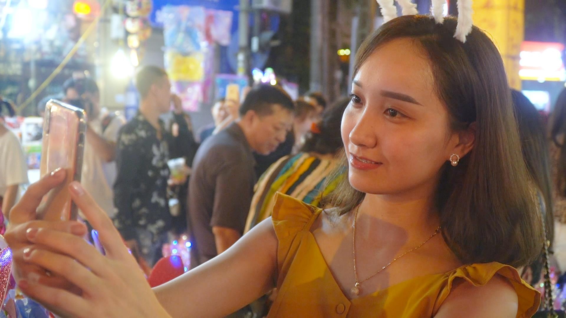 Co hay khong viec bi thu tien khi chup anh Trung thu o Hang Ma hinh anh