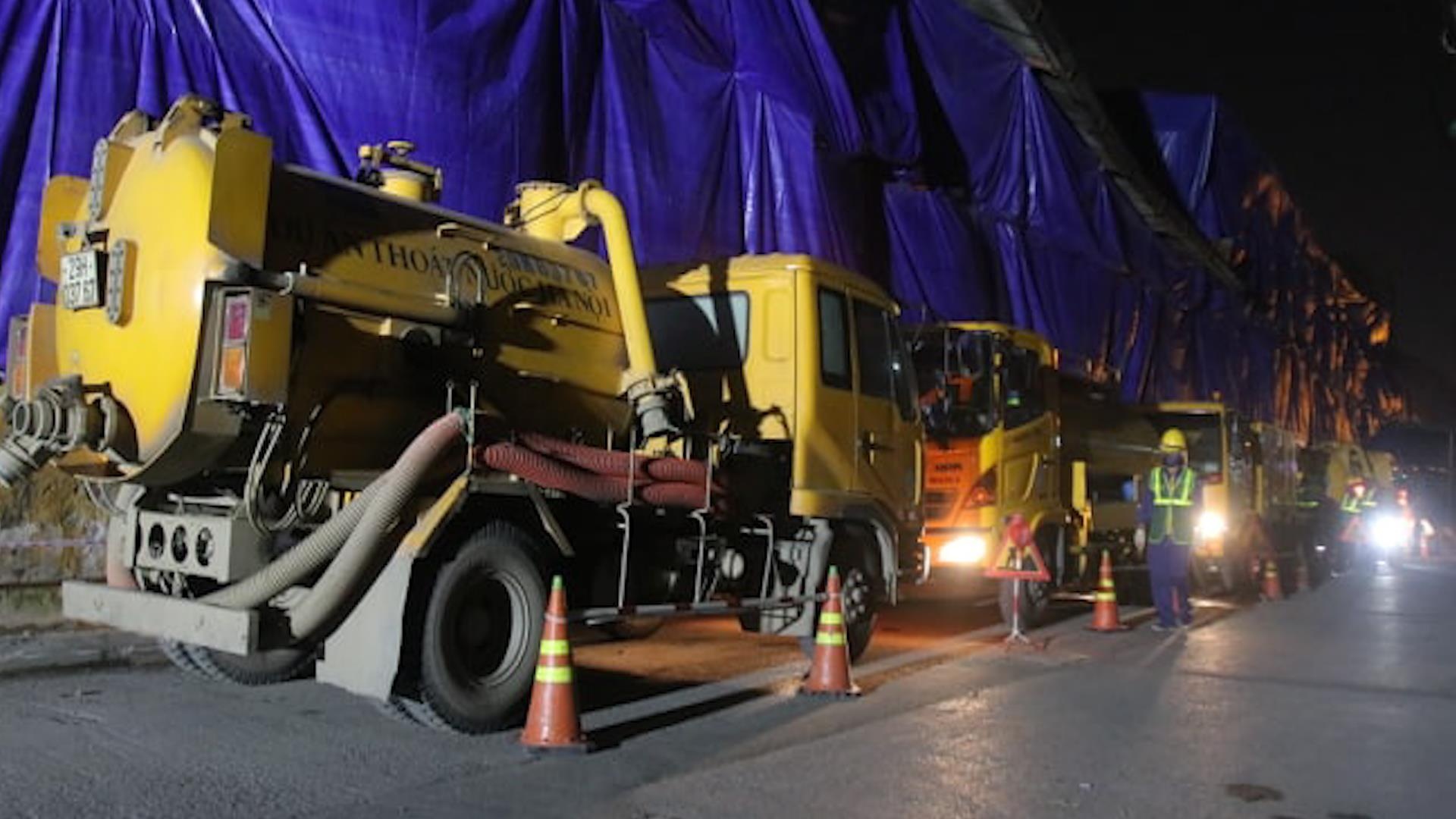 Trang dem hut bun, tay doc he thong thoat nuoc quanh Cong ty Rang Dong hinh anh