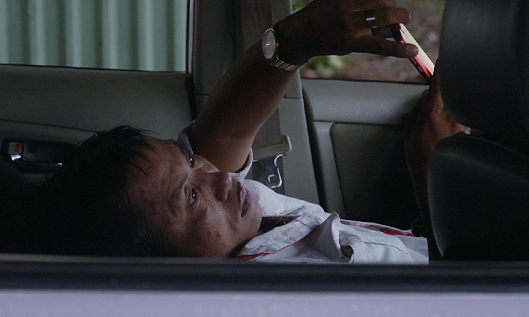 Tai xe oto nga ghe luot web giua canh tac duong nhieu gio hinh anh