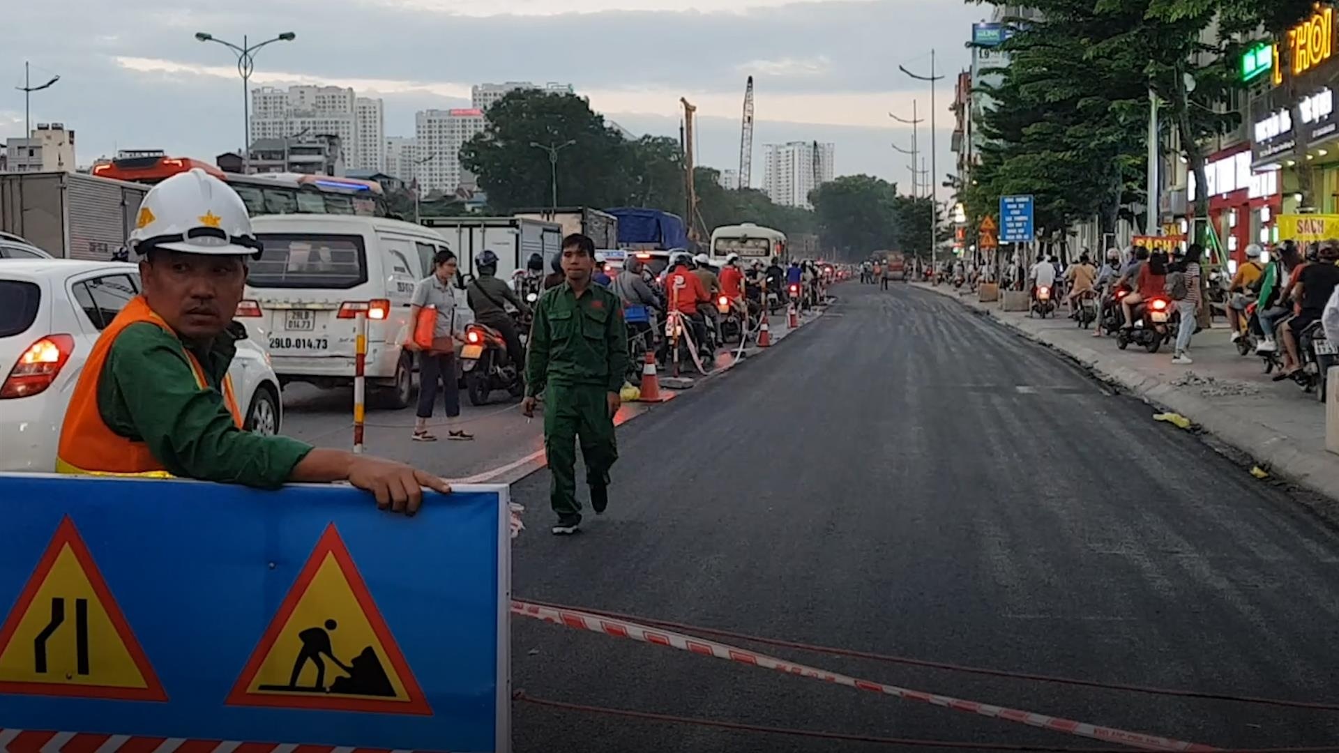 Giao thong hon loan vi nha thau ngan duong vao gio cao diem hinh anh