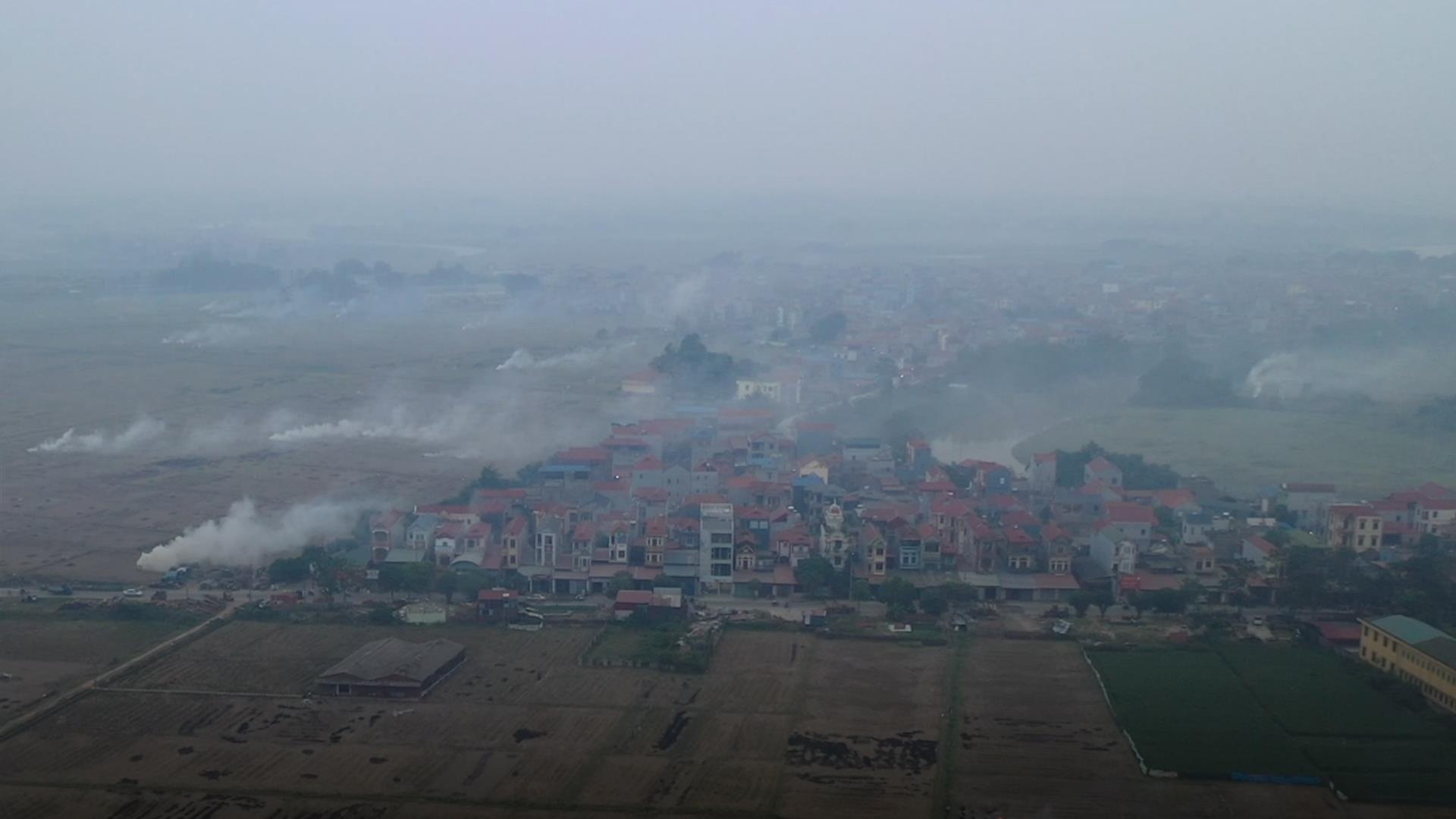 Khoi boc nghi ngut tren canh dong ngoai thanh Ha Noi hinh anh
