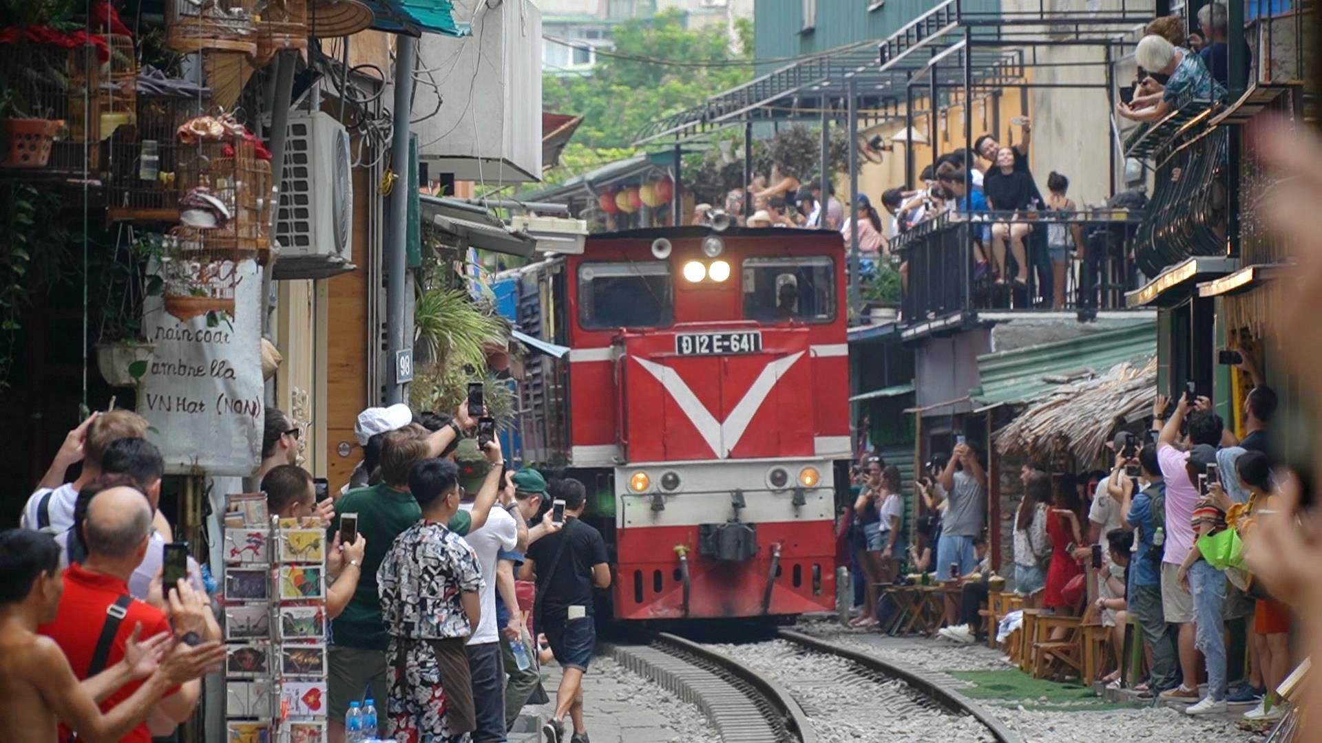 Pho ca phe duong tau dong nghit du khach check-in cam giac manh hinh anh