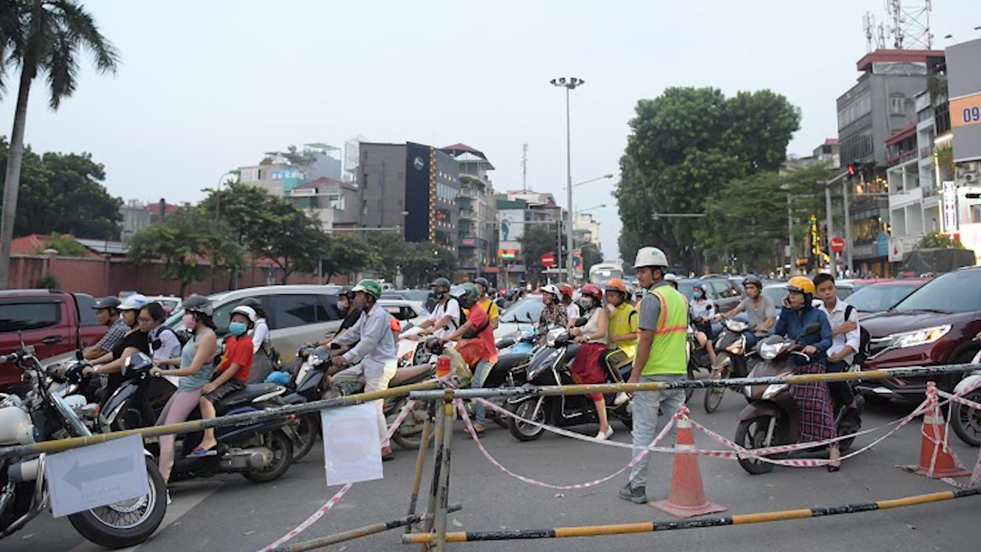 Giao thong hon loan gio tan tam tren duong Kim Ma hinh anh