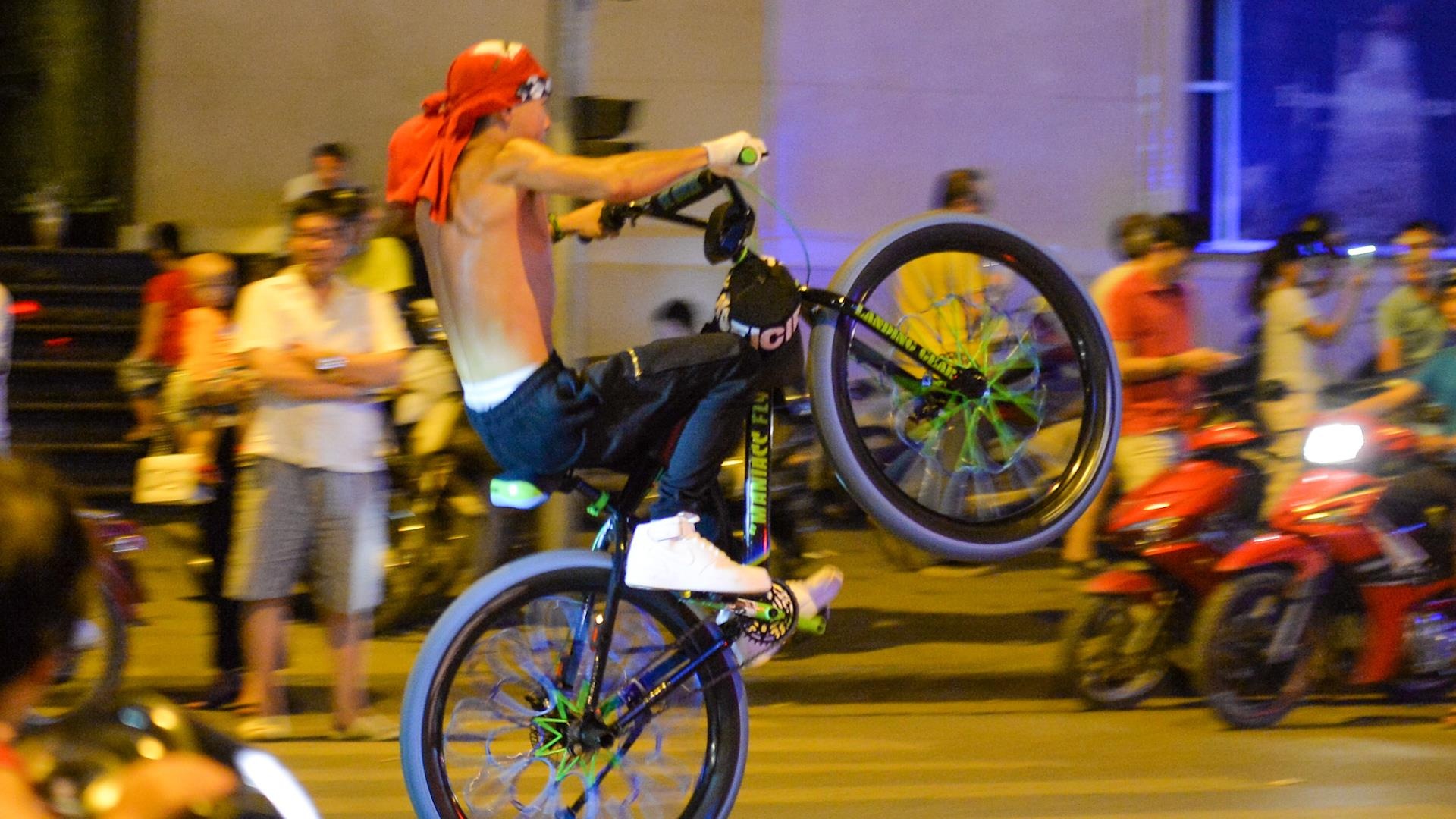 CDV 'di bao' gay mat an toan giao thong sau chien thang cua tuyen VN hinh anh