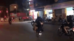 CDV di xe may boc dau, an mung phan cam sau tran thang Indonesia hinh anh