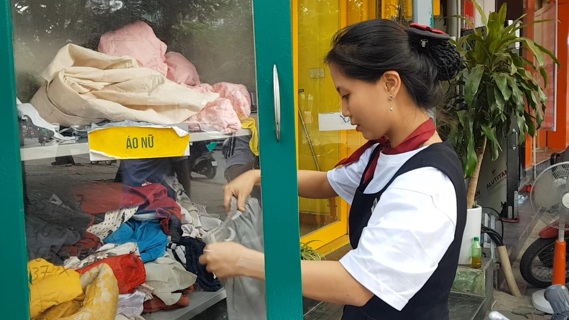 Tu quan ao 0 dong danh cho nguoi ngheo hinh anh