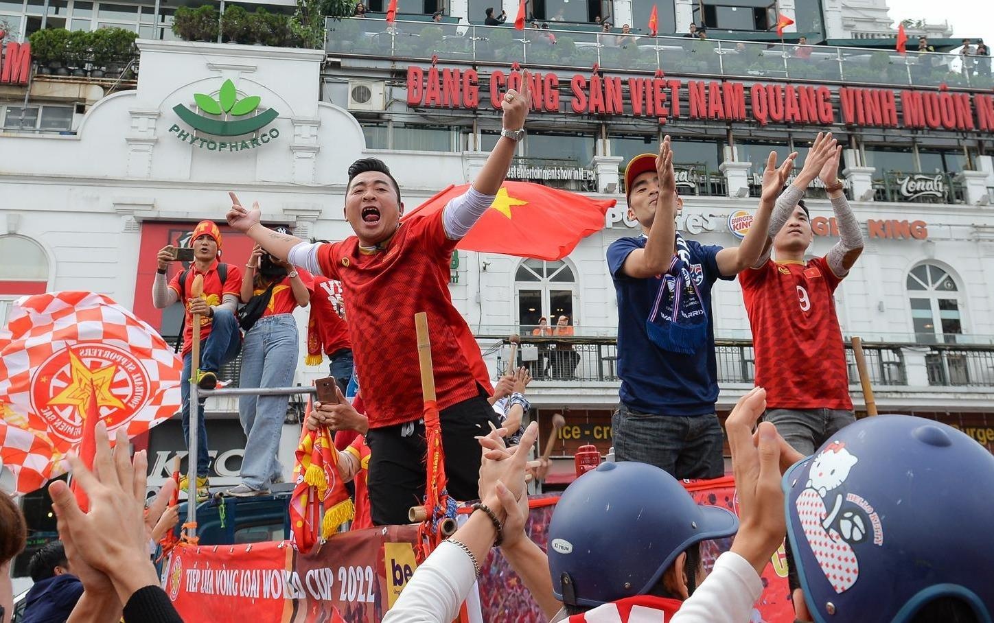 Dieu hanh quanh ho Guom truoc gio bong lan hinh anh