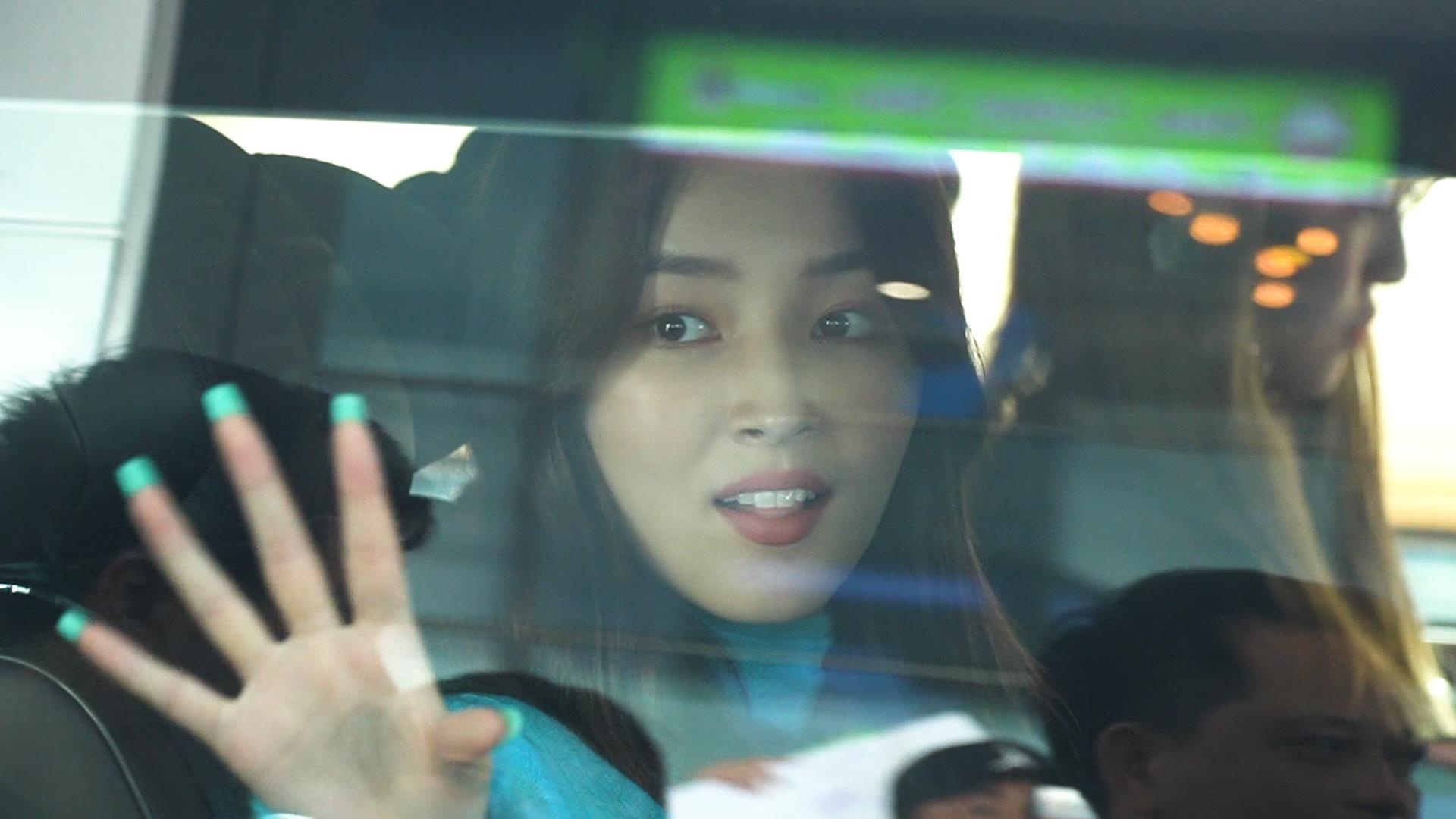 Fan Viet gay nao loan san bay khi don Yoona, Nancy hinh anh