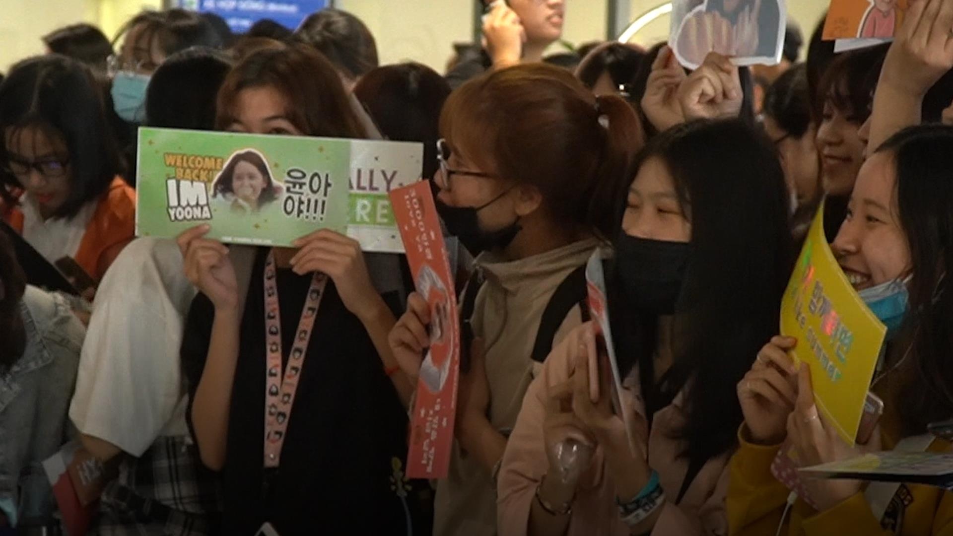 Fan Kpop vay kin san bay Noi Bai don than tuong hinh anh