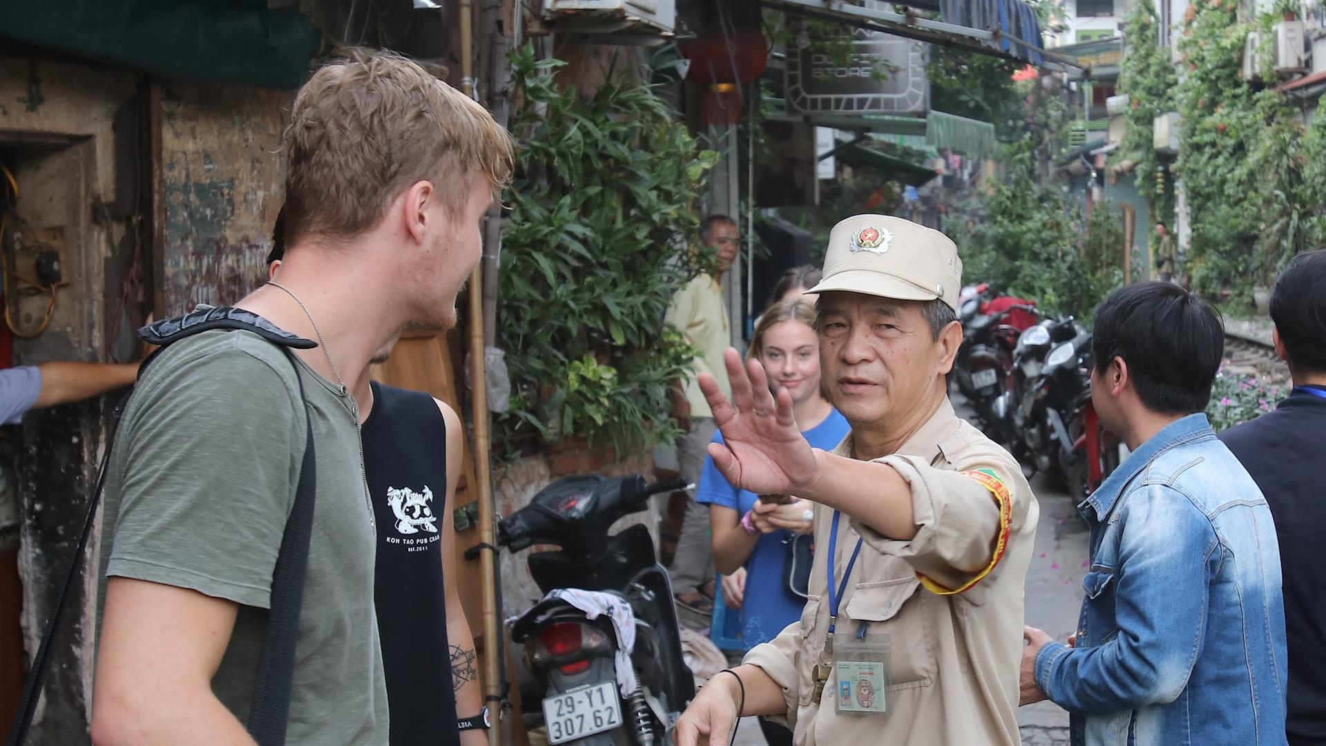 Trat tu phuong ngan khach Tay tien sat doan tau check-in hinh anh