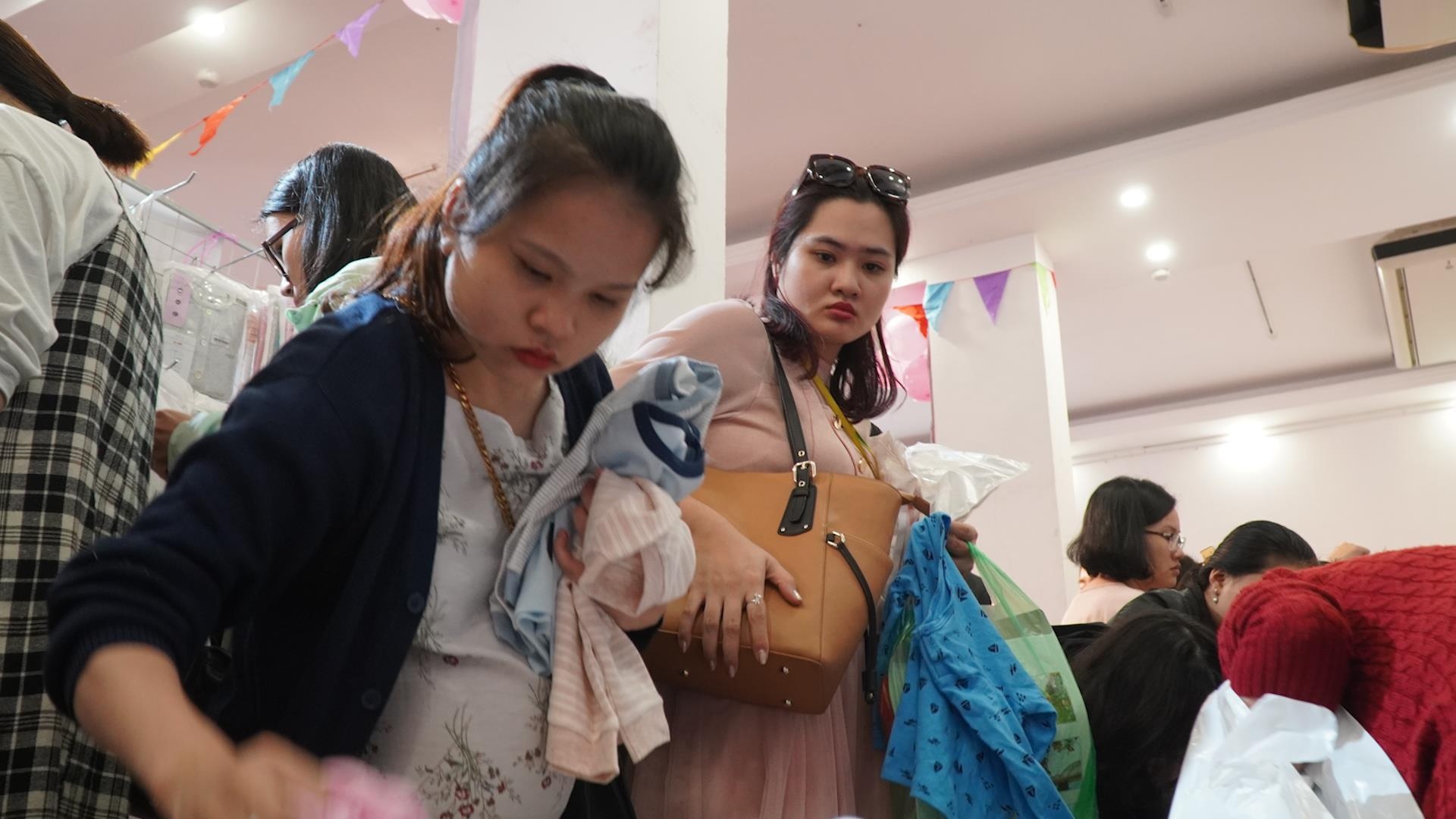 Doi 3 tieng de tra tien bim sua giam gia, ba bau chen lan, cai va hinh anh