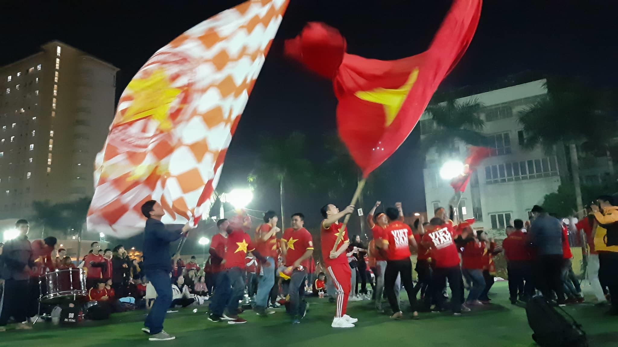 CDV Ha Noi vo oa hanh phuc khi U22 Viet Nam lien tiep ghi ban hinh anh