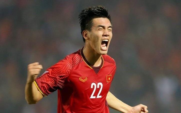 Tien Linh: 'Vao san phai chien dau bang con tim nong va cai dau lanh' hinh anh