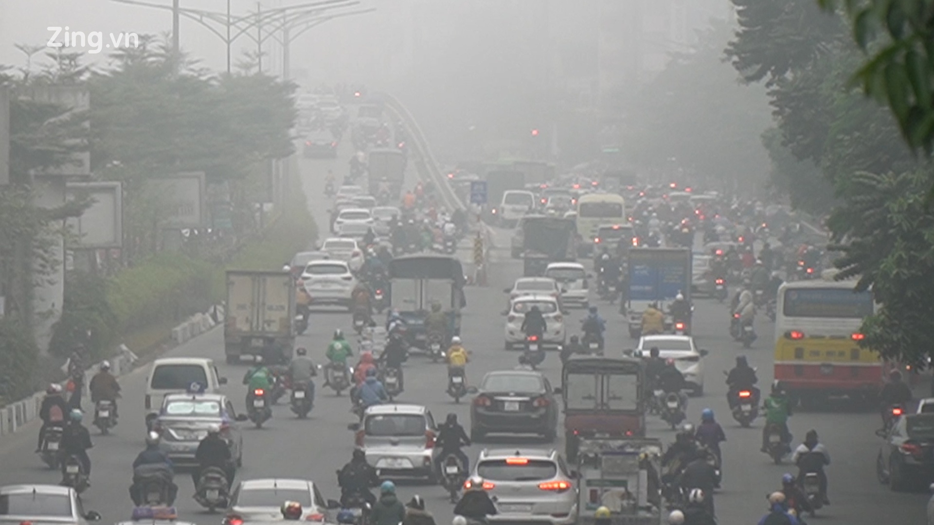 Suong mu day dac bao quanh Ha Noi tu sang toi trua hinh anh