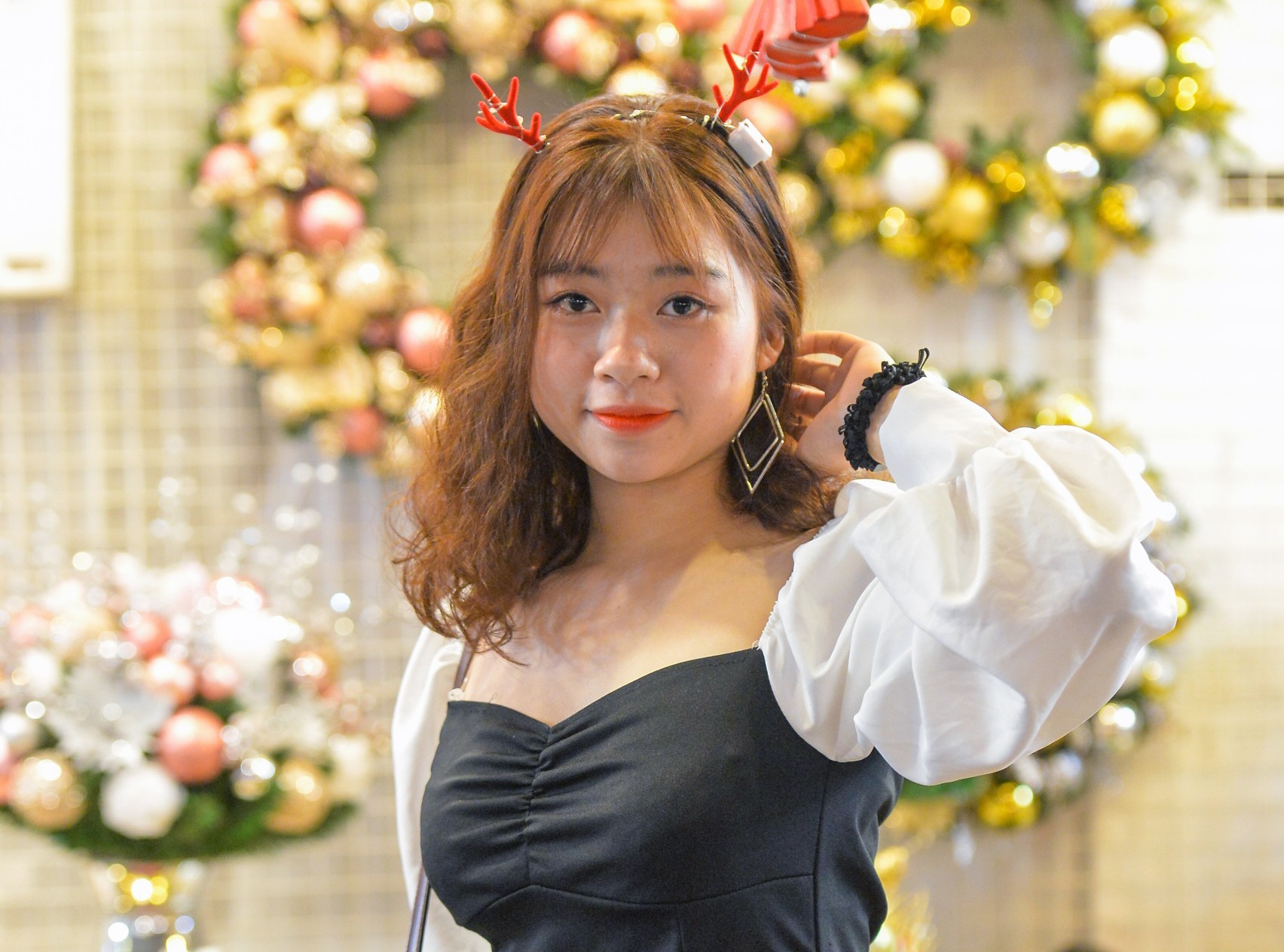 Trai xinh, gai dep don Noel giua bien nguoi hinh anh