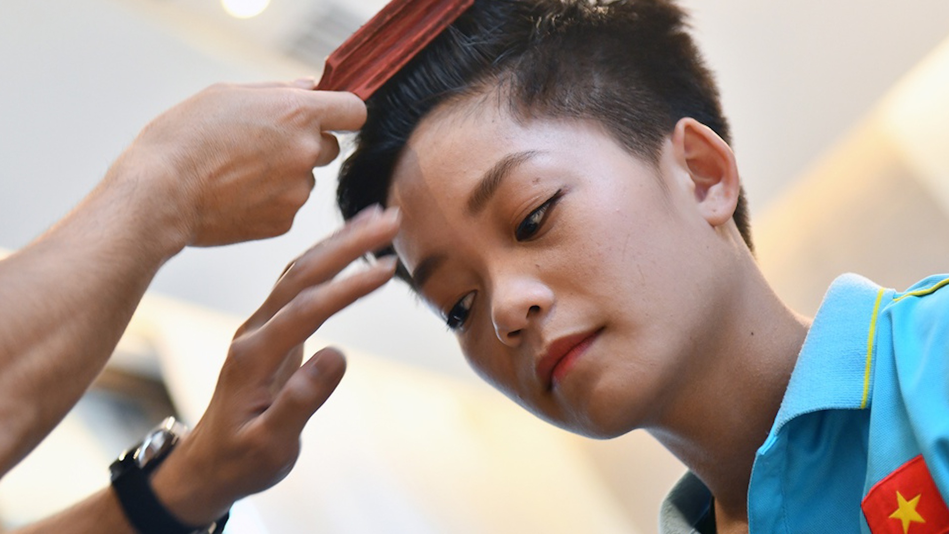 Cac nu tuyen thu bo ngo khi mac quan ao dep du tiec hinh anh