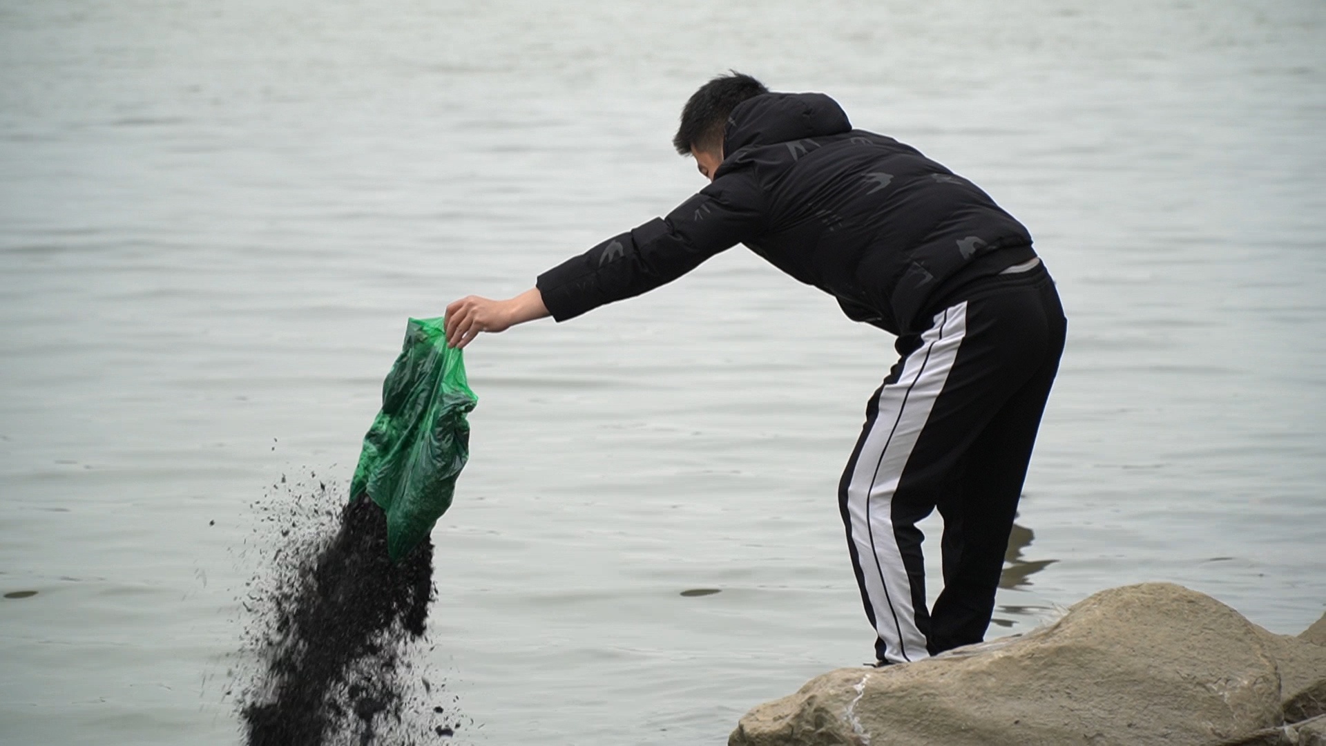 Tinh nguyen vien ngan nguoi Ha Noi nem ban tho xuong song Hong hinh anh