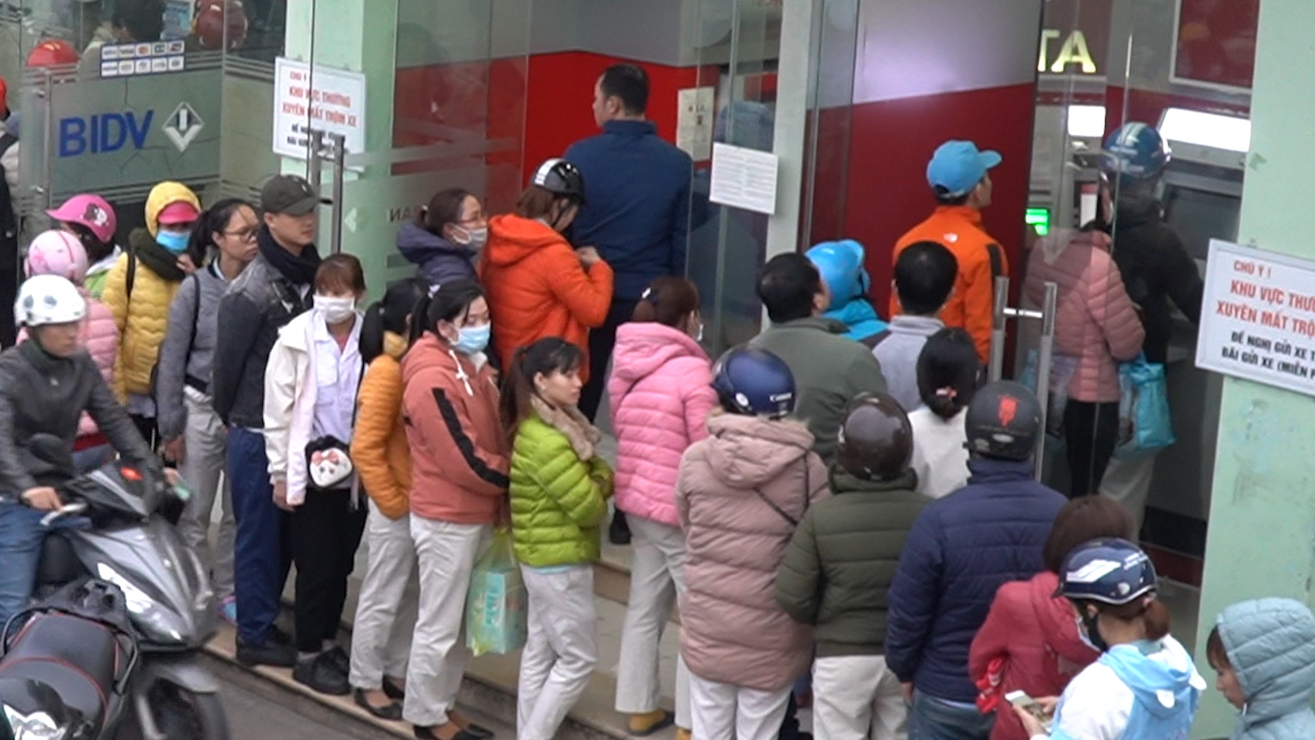 Hang tram nguoi xep hang cho rut tien ngay giap Tet hinh anh