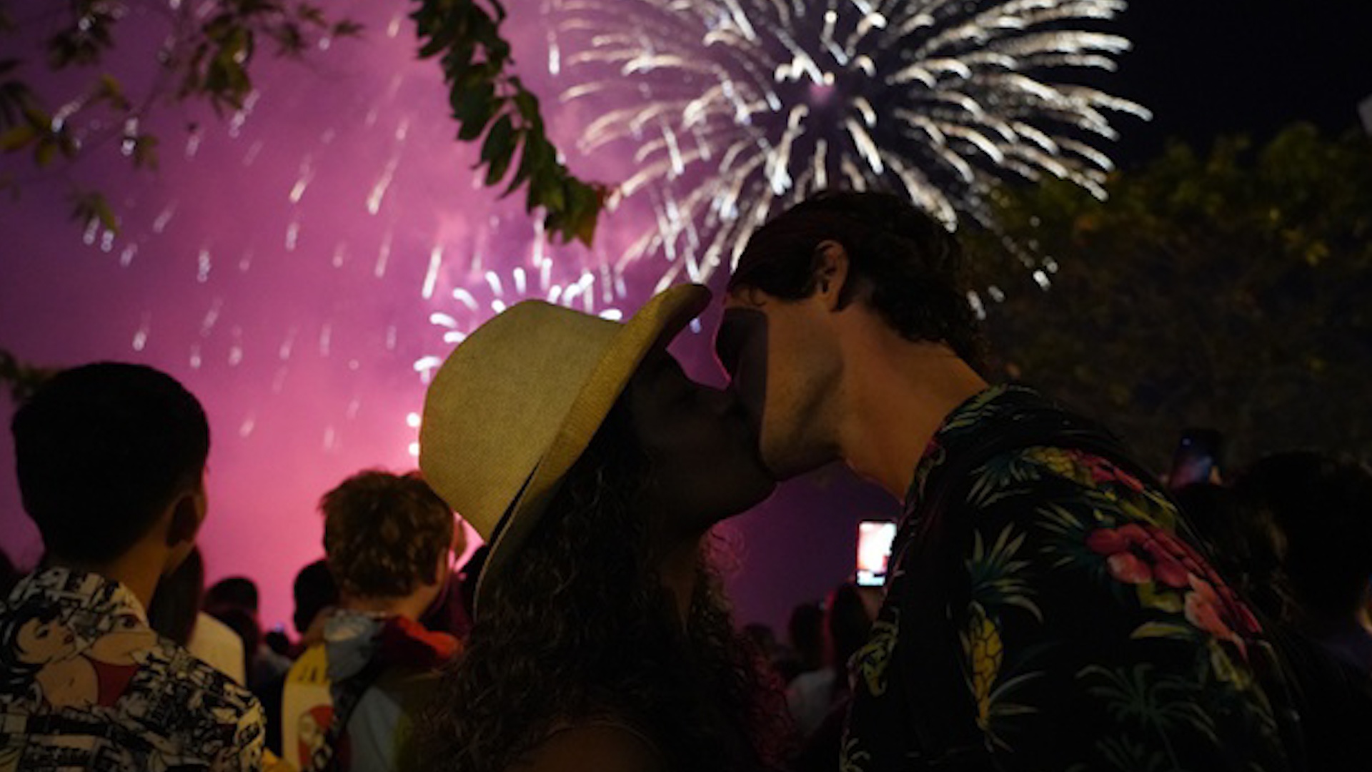 Cap doi trao nhau nu hon giua bien nguoi don nam moi o Ha Noi hinh anh