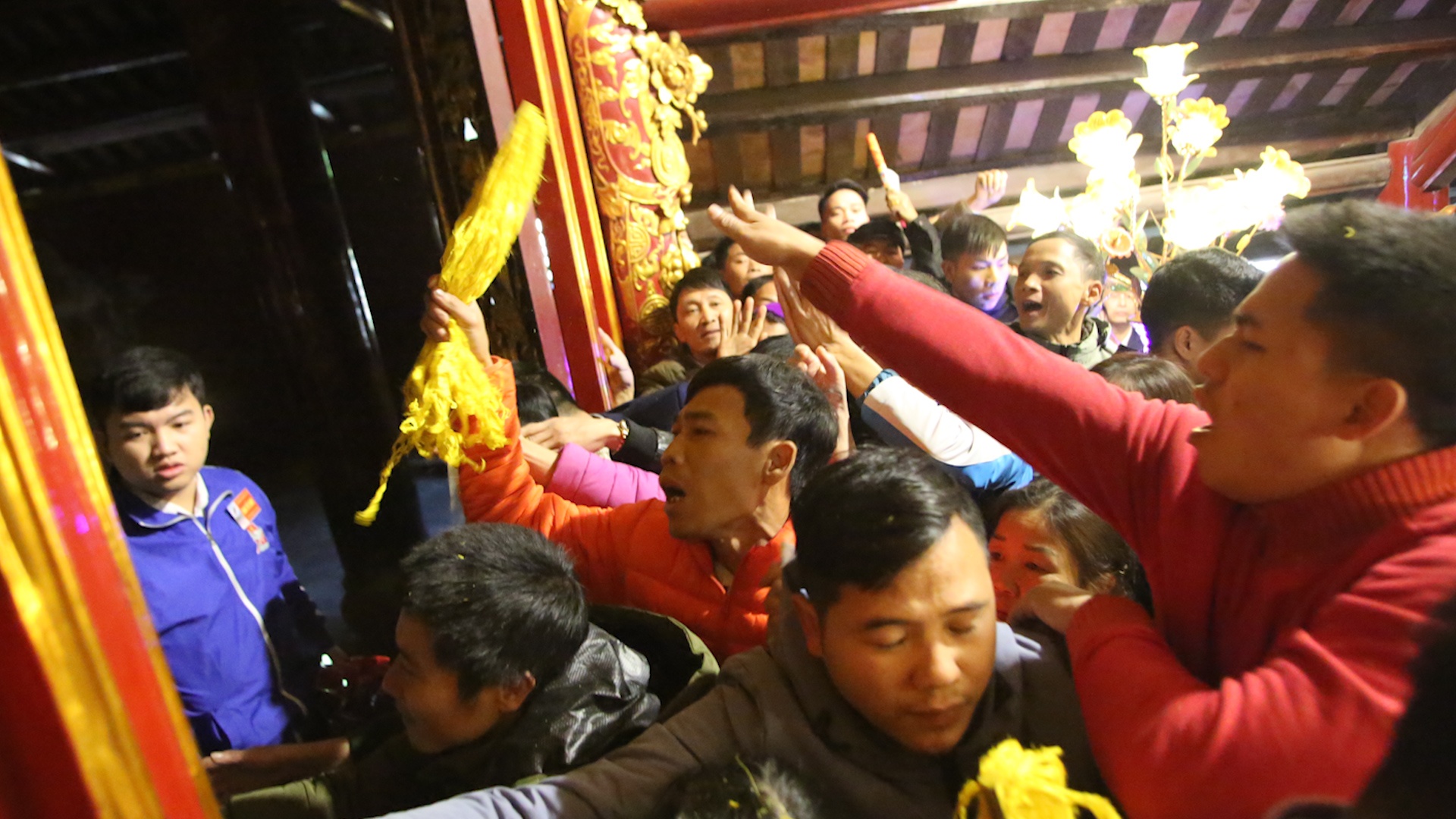 Tranh cuop loc hoa tre, xo do ban tho tai den Giong hinh anh