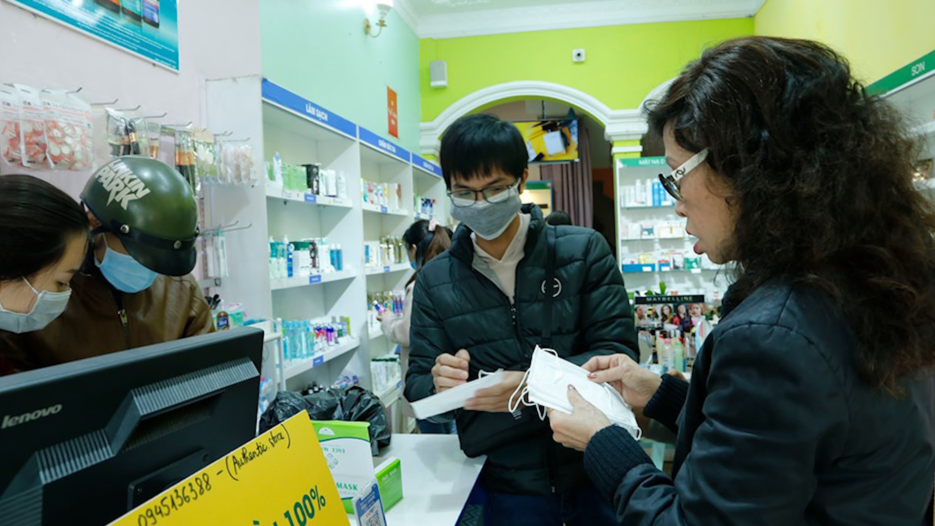 Nhieu hieu thuoc o Ha Noi phat khau trang mien phi hinh anh