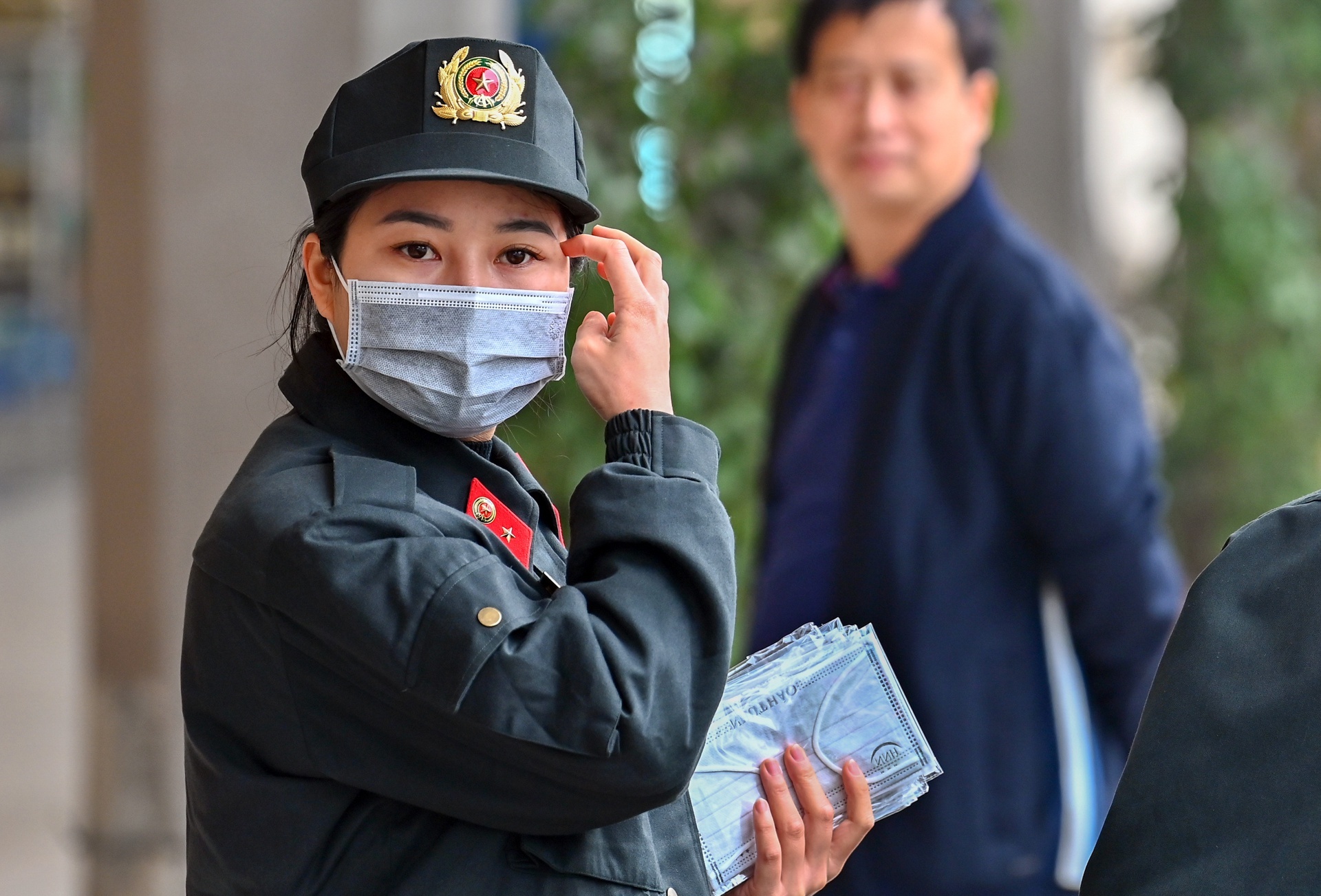 Canh sat co dong phat khau trang mien phi cho nguoi dan tai Ha Noi hinh anh