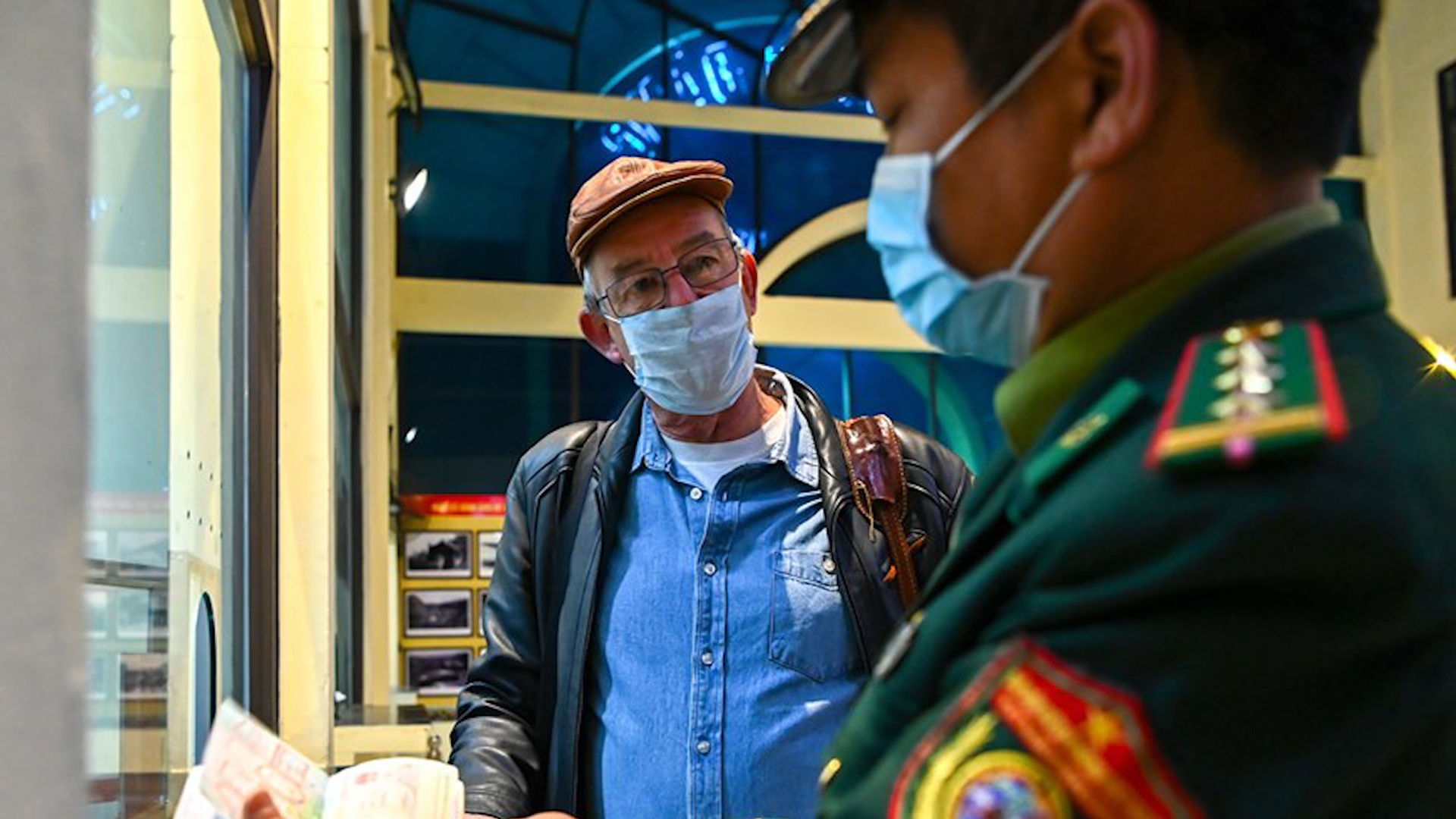 Du khach Anh tro lai Trung Quoc khi den ga Dong Dang hinh anh