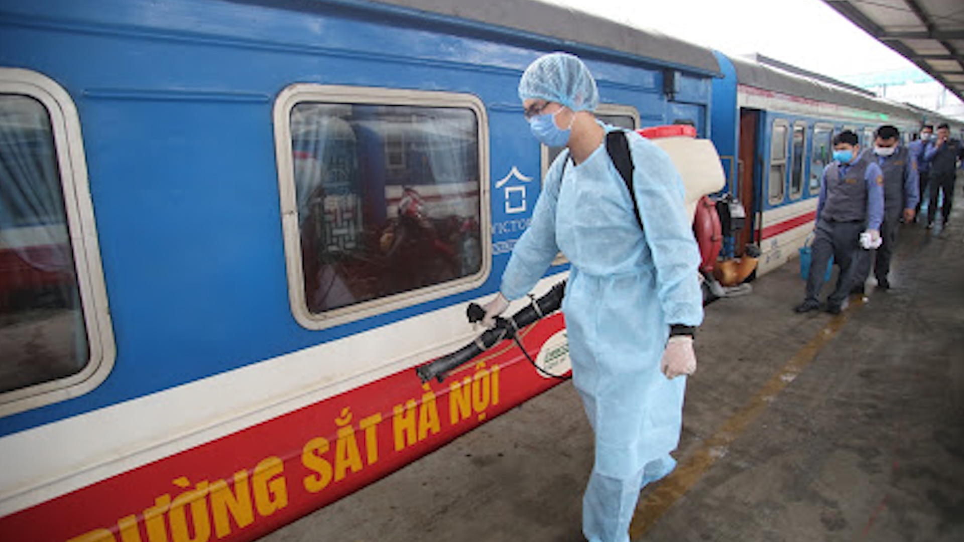 Ga Ha Noi khu trung toan bo toa tau phong dich virus corona hinh anh