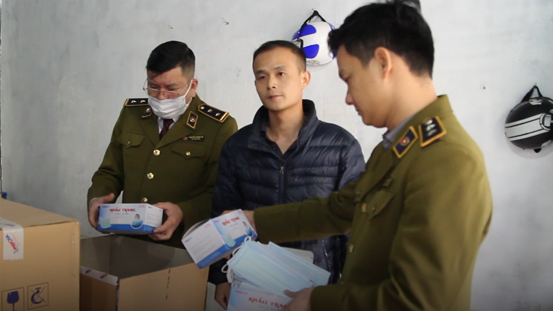 Tam giu 100.000 khau trang khong ro nguon goc trong biet thu hinh anh