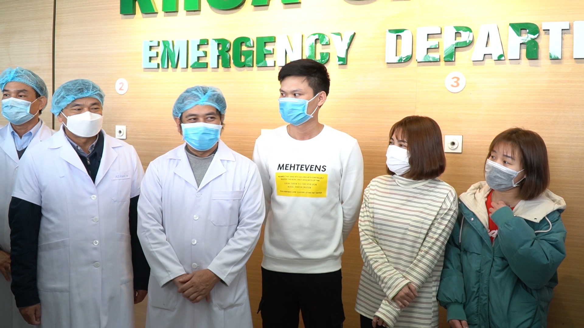 Bac si BV Benh Nhiet doi da dieu tri 3 benh nhan nhiem nCoV the nao? hinh anh