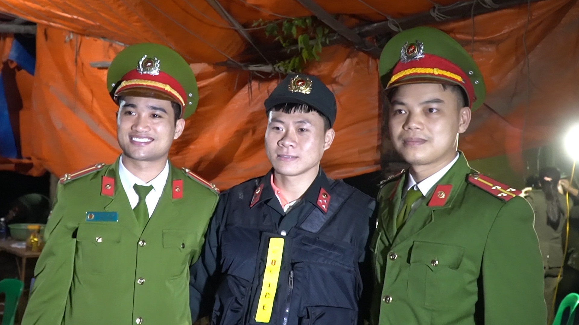 Cong an huyen Binh Xuyen: '20 ngay toi chua duoc ve voi gia dinh' hinh anh