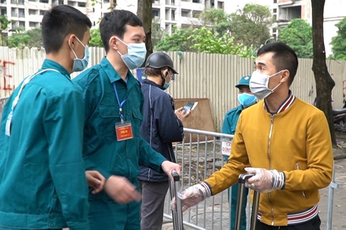 Ha Noi trung dung toa nha 19 tang lam noi cach ly hinh anh