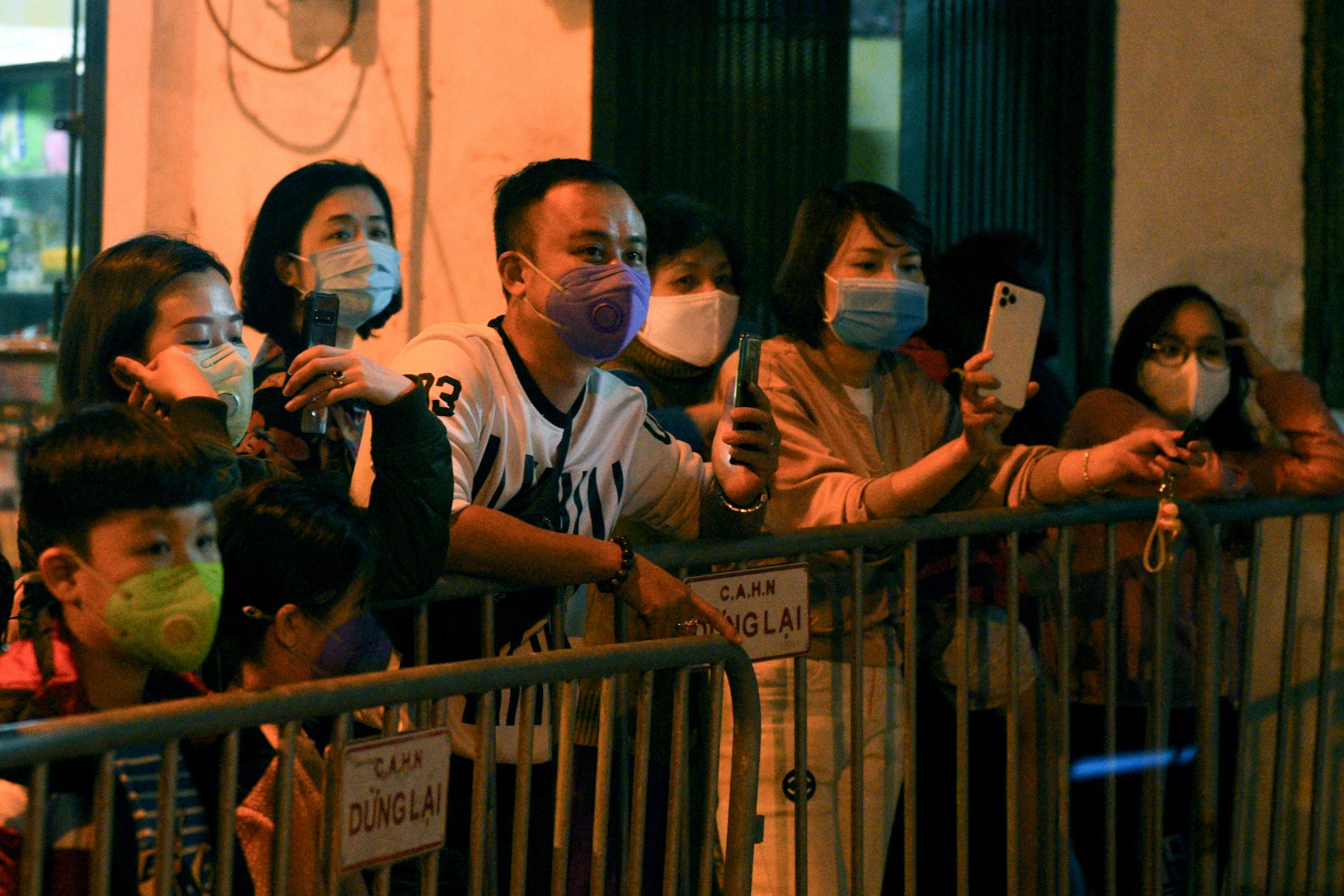 Nguoi dan reo ho, vo tay khi chot cach ly o Truc Bach duoc do bo hinh anh