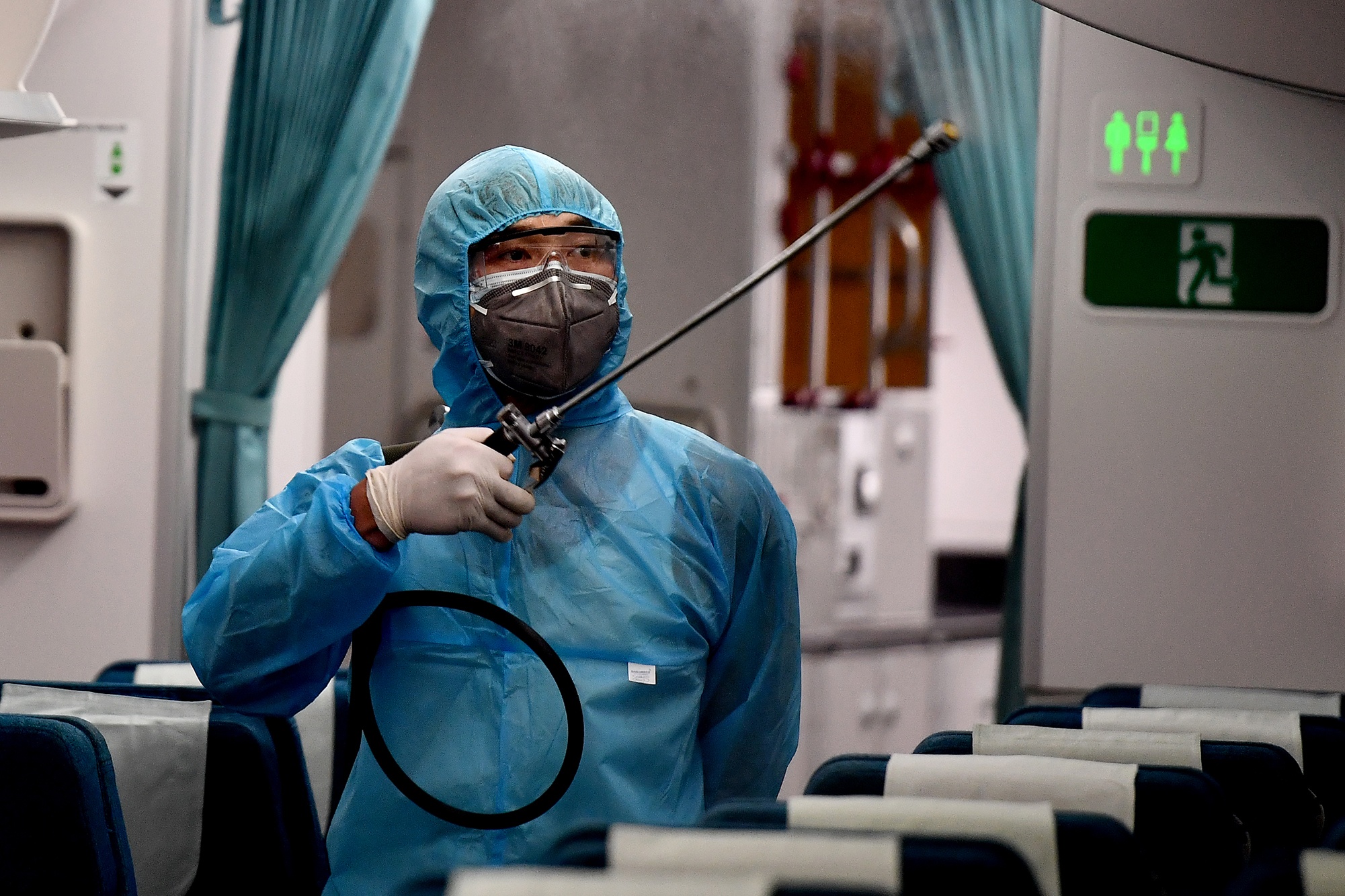 Phun khu trung toan bo tau bay phong dich Covid-19 hinh anh