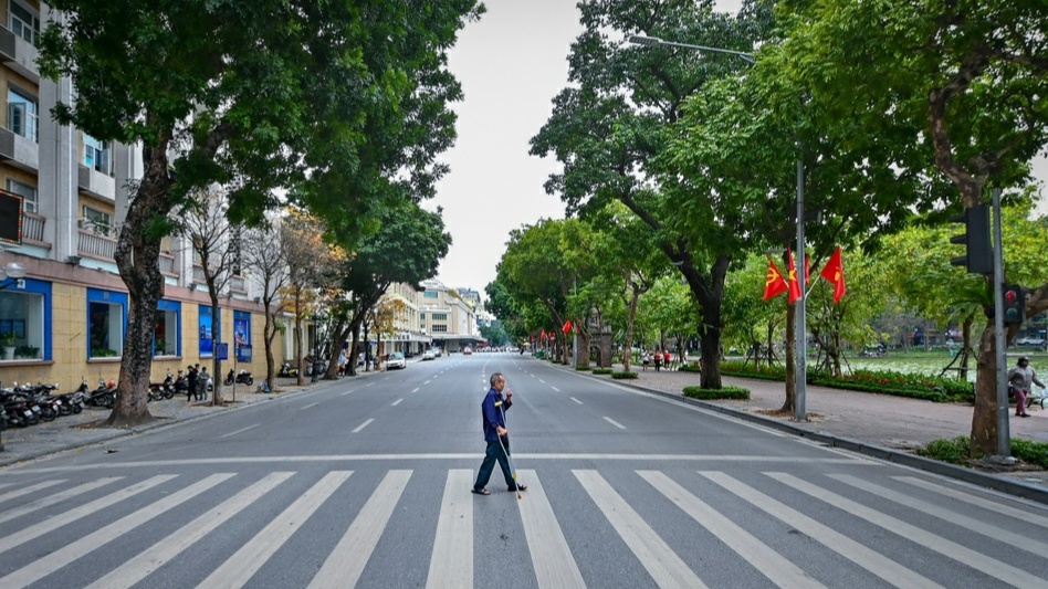 Pho xa vang ve, nhan vien y te ra duong nhac nguoi dan deo khau trang hinh anh