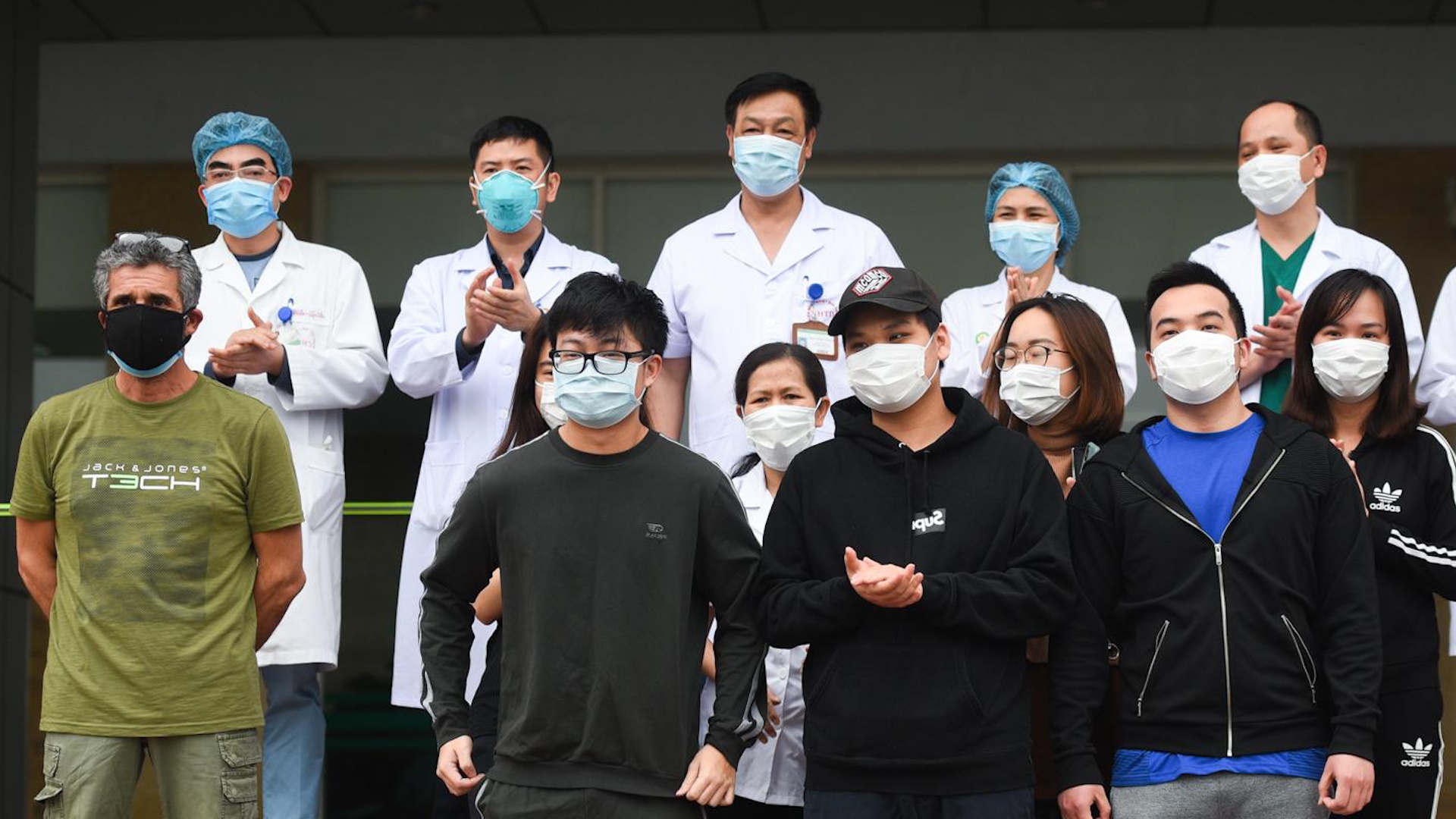 11 benh nhan mac Covid-19 xuat vien hinh anh