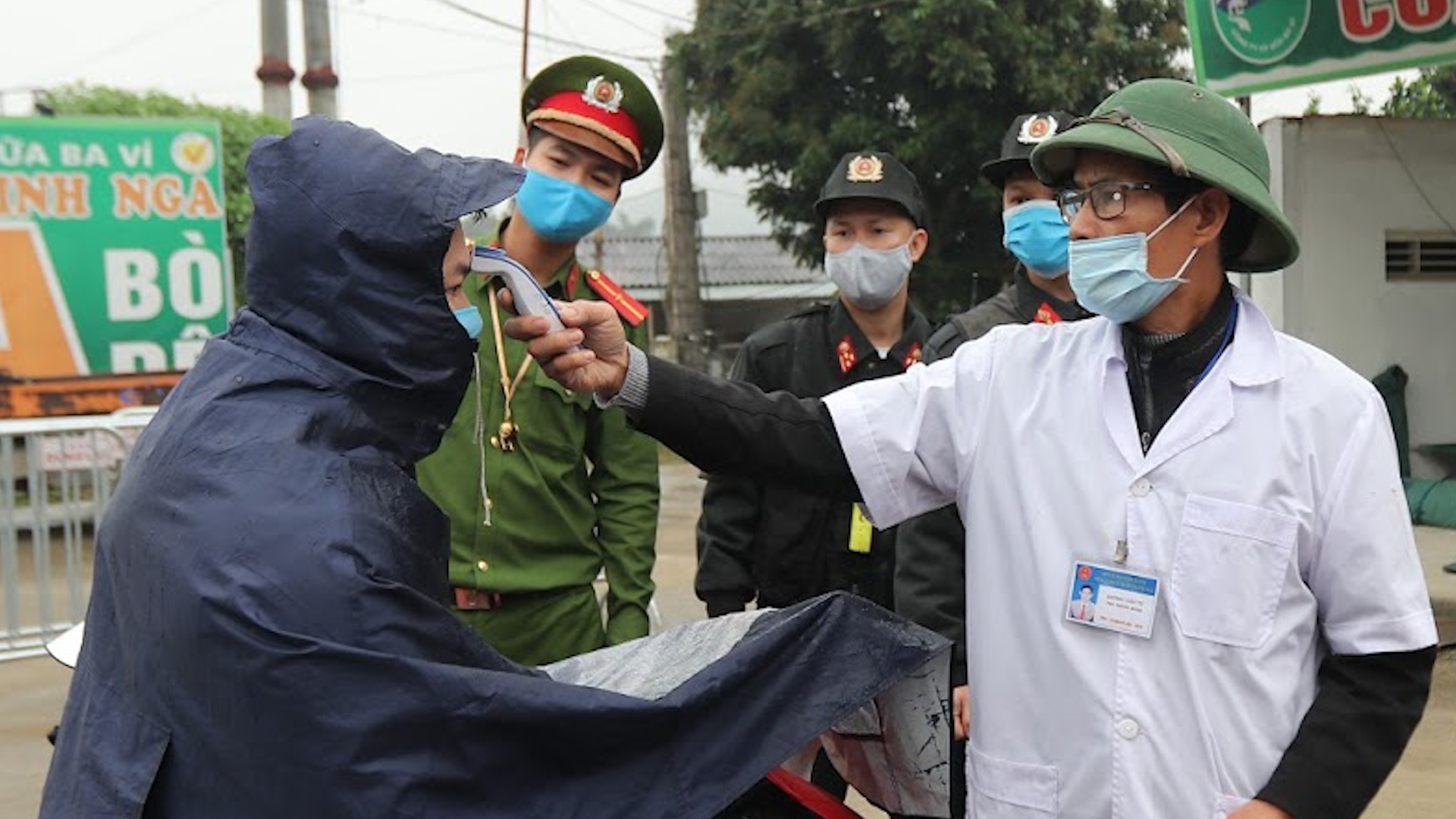 30 chot kiem soat dich Covid-19 o cua ngo Ha Noi hinh anh