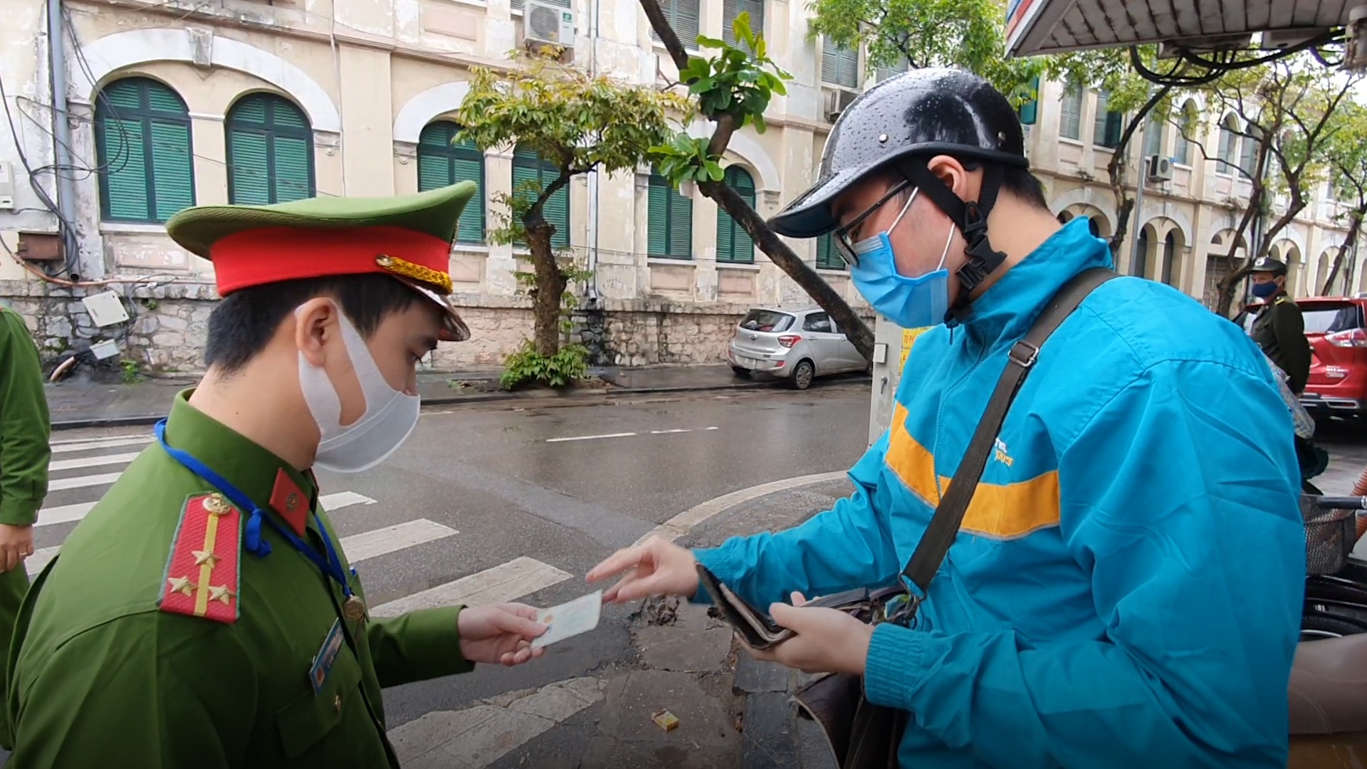 Nguoi dan noi ly do ra duong khi bi canh sat kiem tra hinh anh