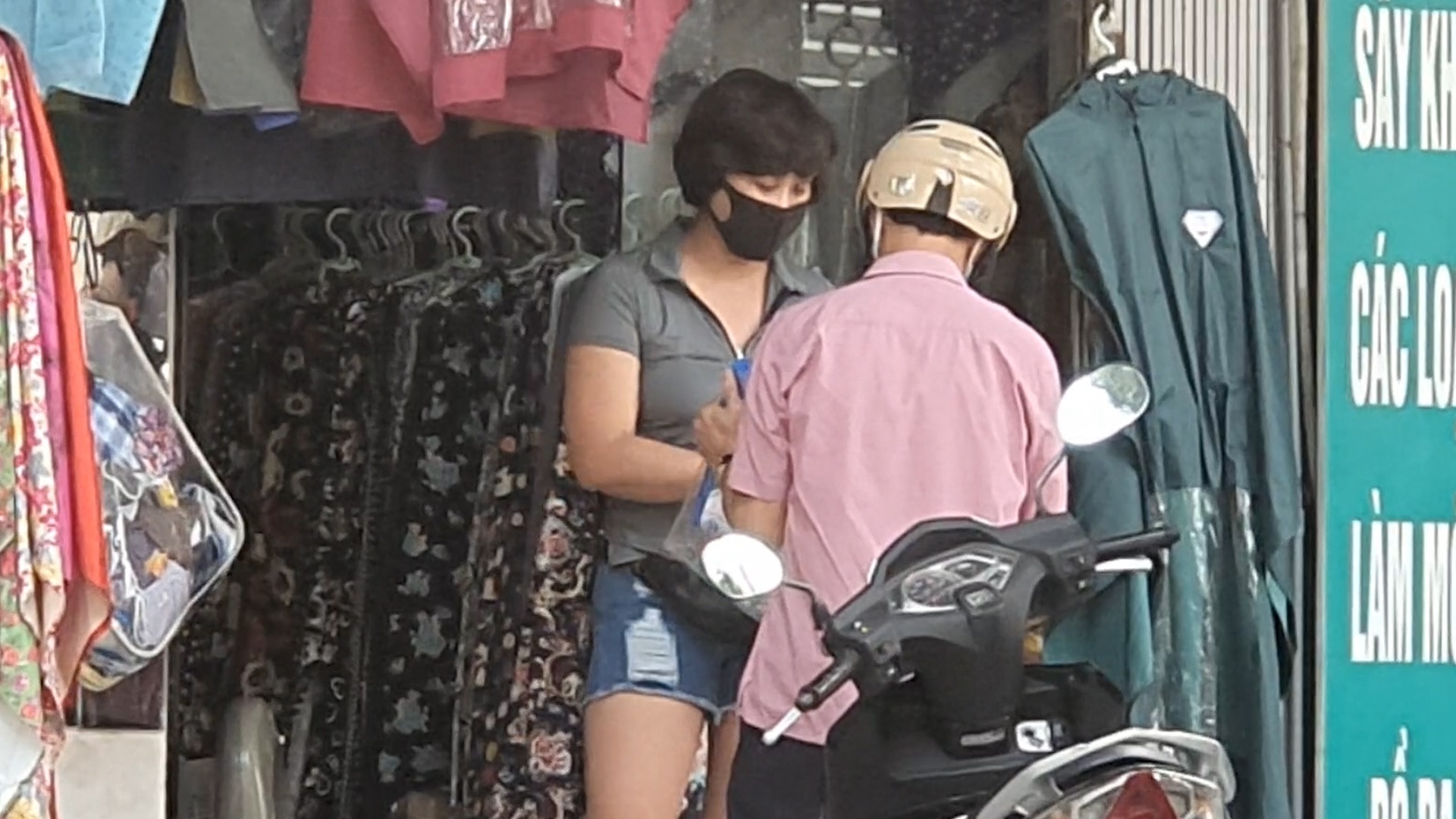 Phot lo lenh cach ly xa hoi, tiem hot toc, hang quan ao van hoat dong hinh anh