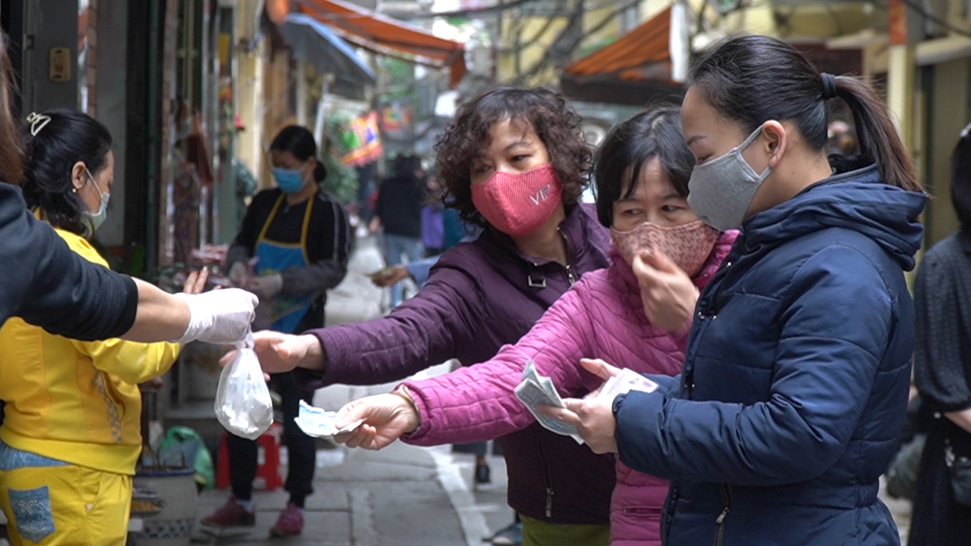 Ke vach trang suot cho de gian cach 2 m hinh anh