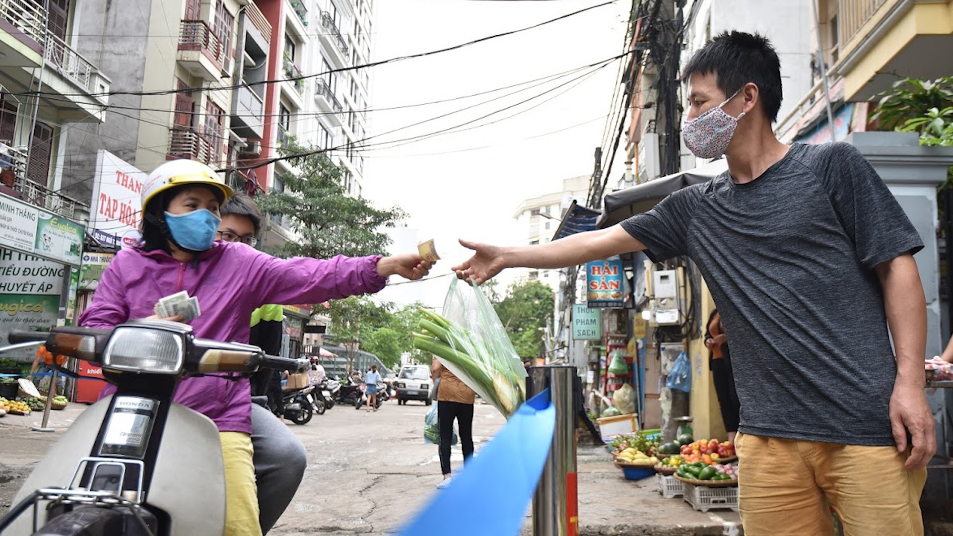 Khu cho yeu cau dung xa 2 met moi ban hang hinh anh